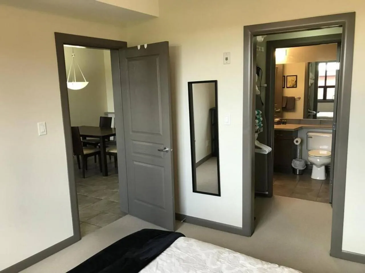 Upper Floor w Courtyard View 550