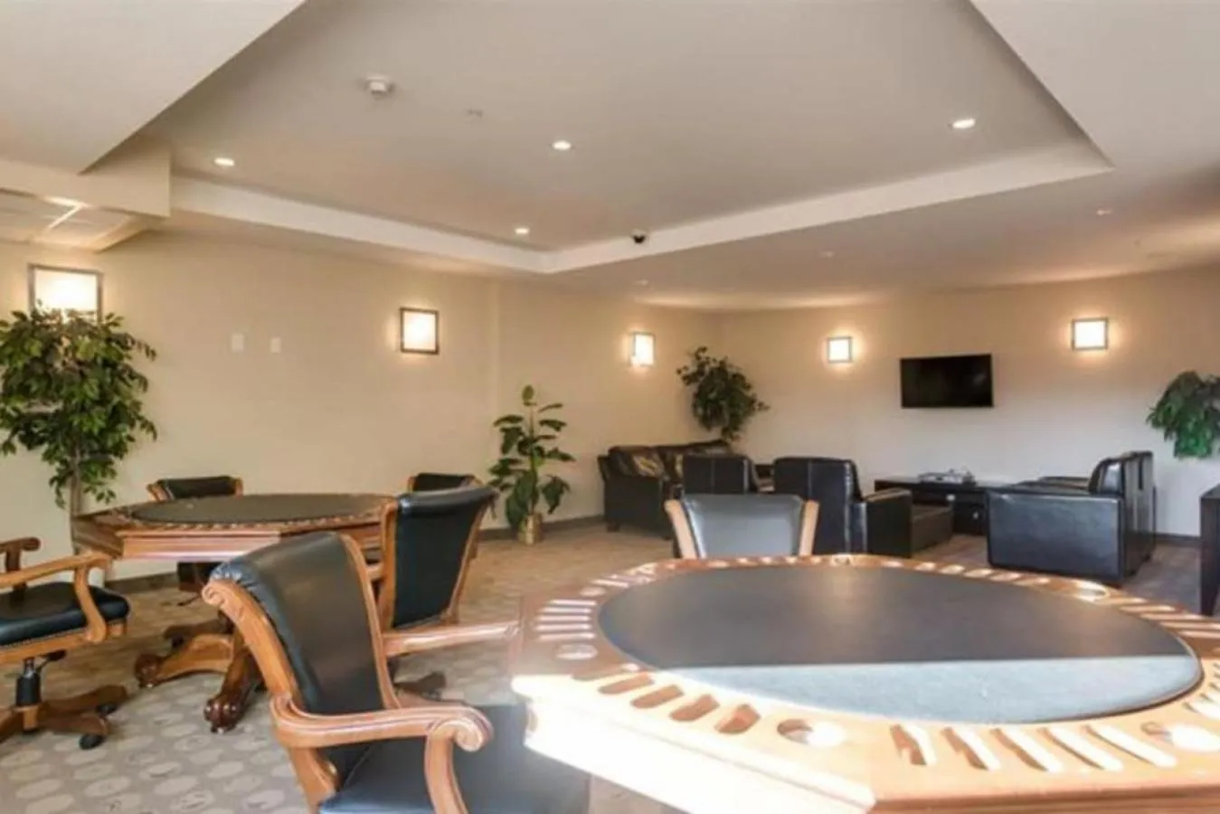 Upper Floor w Courtyard View 550