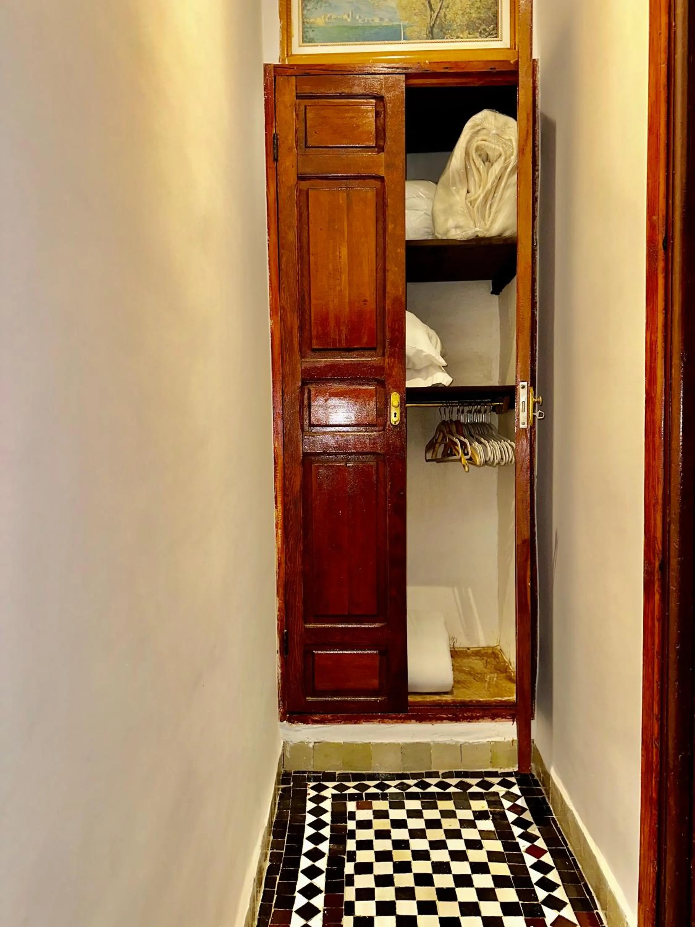 wardrobe in Riad Damia Suite & Spa