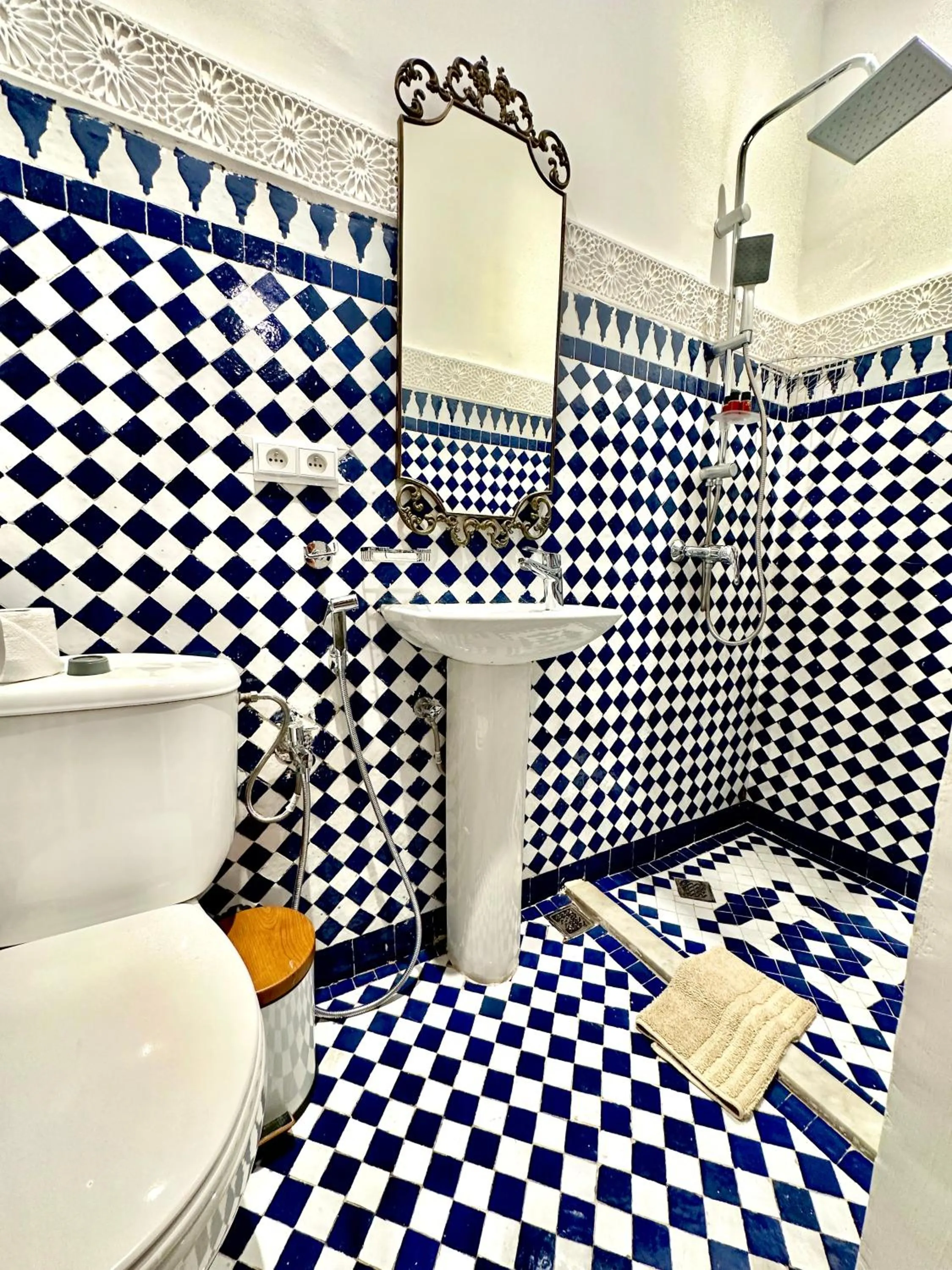 Shower in Riad Damia Suite & Spa