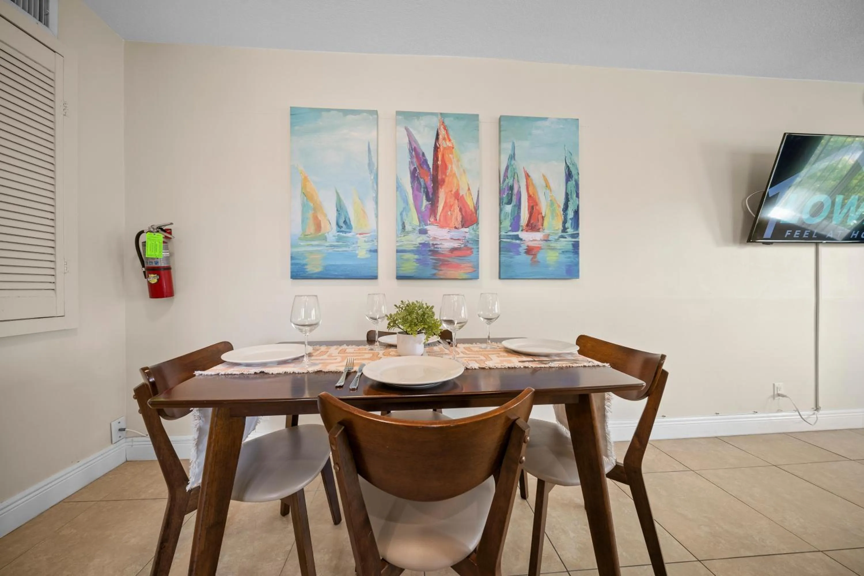 Dining area in Coco Palms Apartments By Lowkl