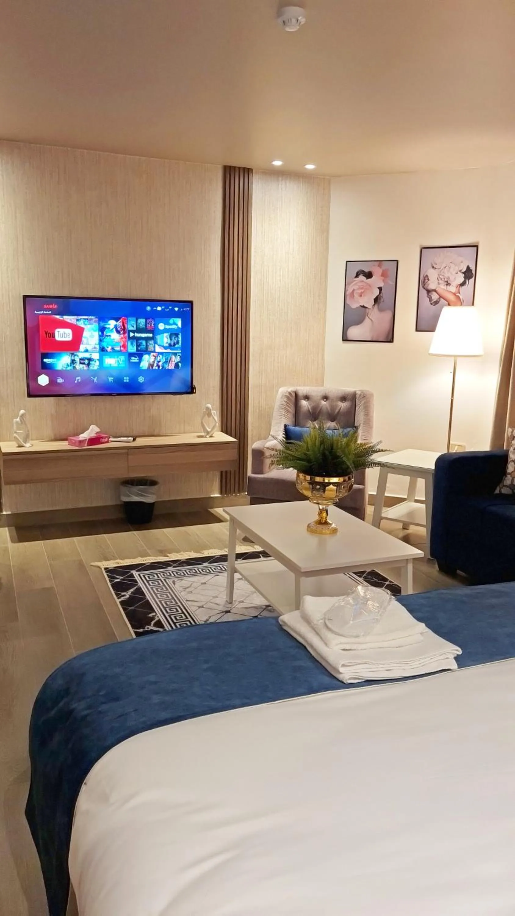 Communal lounge/ TV room, Bed in Red Carpet Hotel & Suites