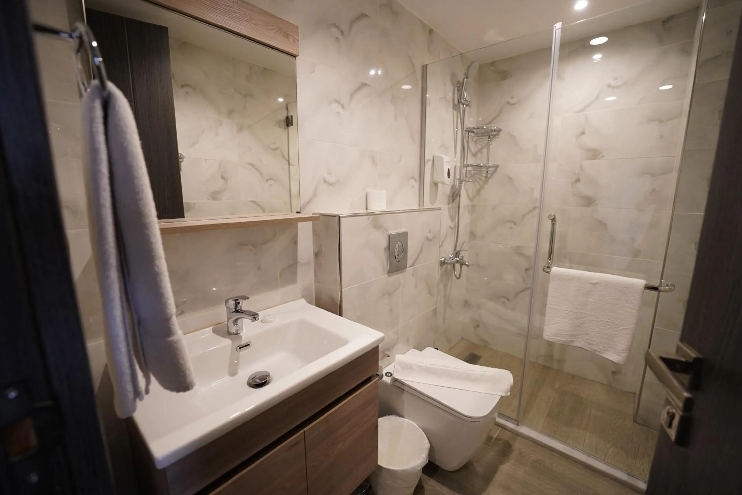 Shower in Red Carpet Hotel & Suites