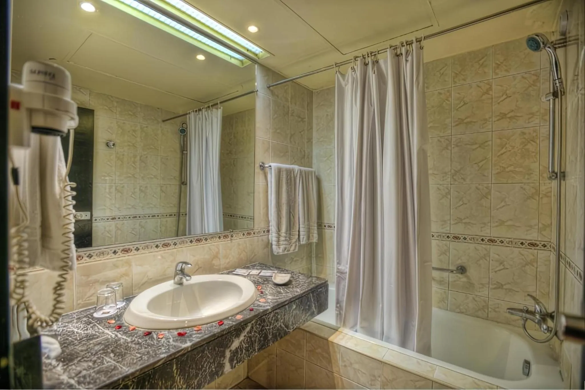 Bathroom in Hôtel Le Semiramis Marrakech by Bravia Hotels