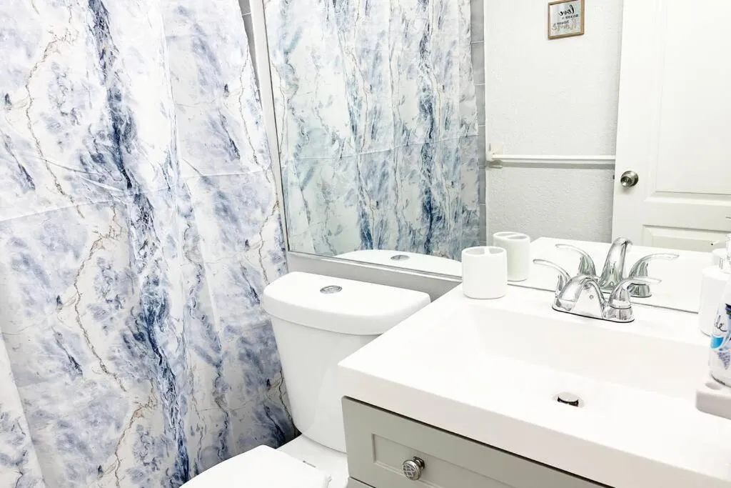 Bathroom in Amazing & cozy Duplex near Zoo Miami !
