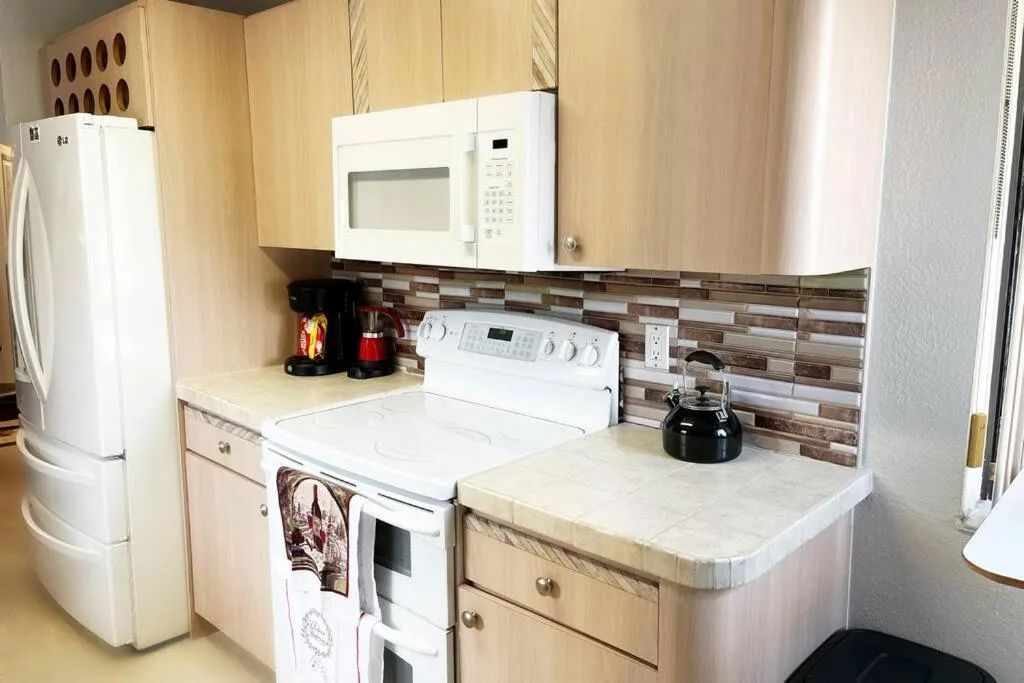 Kitchen or kitchenette in Amazing & cozy Duplex near Zoo Miami !