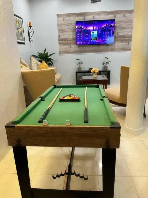 Billiard in Amazing & cozy Duplex near Zoo Miami !