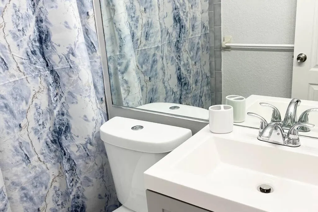 Bathroom in Amazing & cozy Duplex near Zoo Miami !