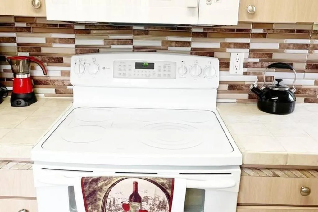 Kitchen or kitchenette in Amazing & cozy Duplex near Zoo Miami !