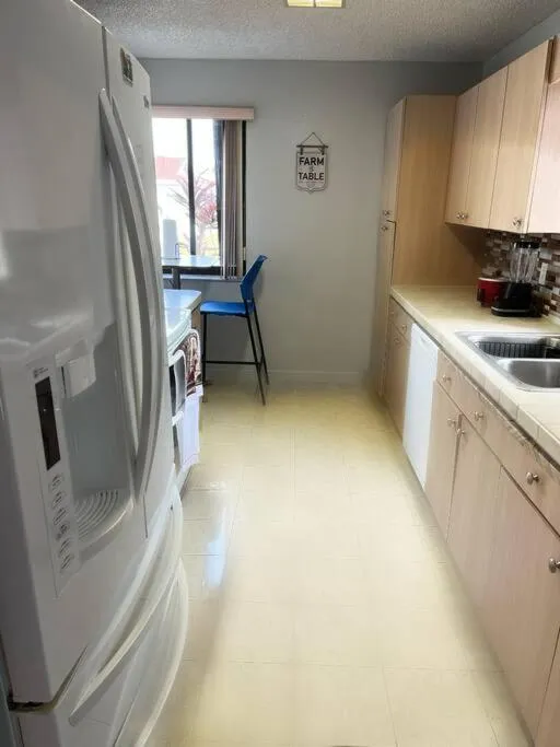 Kitchen or kitchenette in Amazing & cozy Duplex near Zoo Miami !