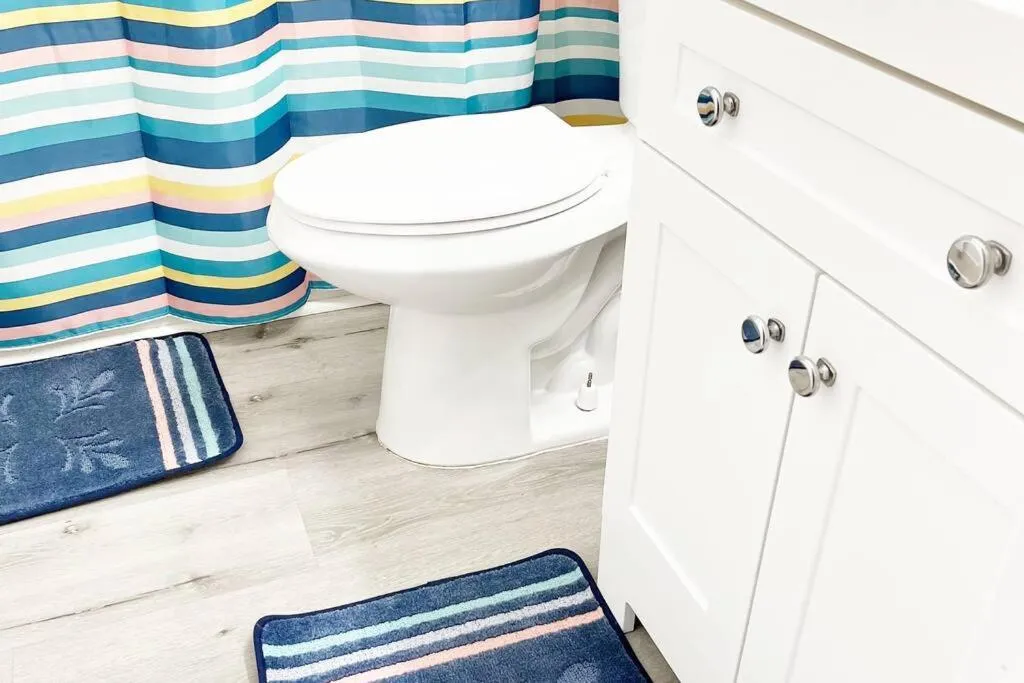 Bathroom in Amazing & cozy Duplex near Zoo Miami !