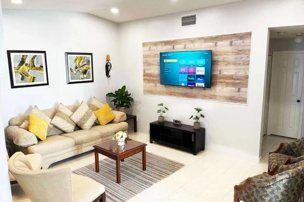 TV and multimedia in Amazing & cozy Duplex near Zoo Miami !