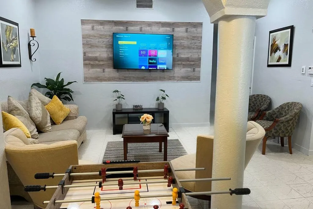 TV and multimedia in Amazing & cozy Duplex near Zoo Miami !