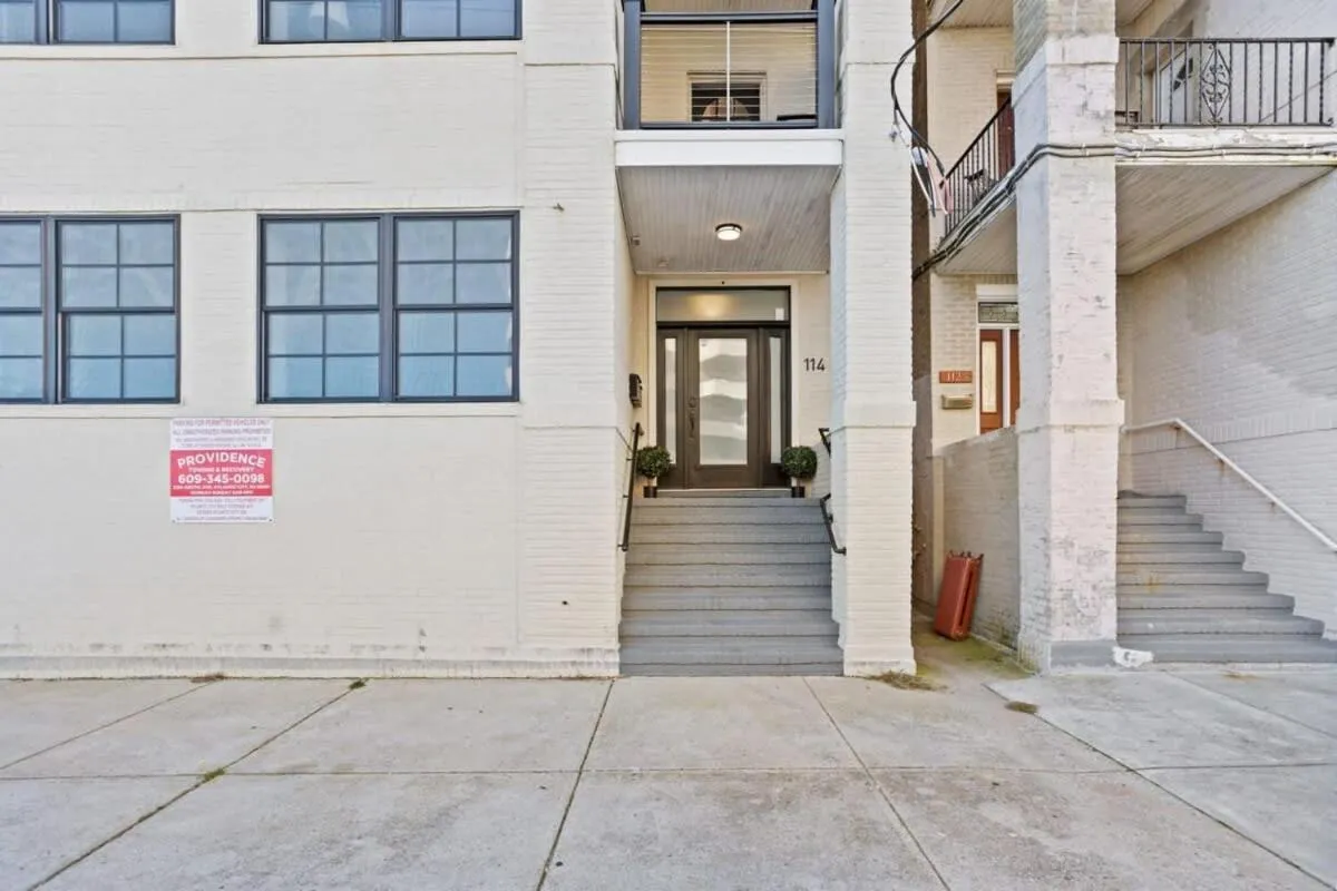 3 Beachfront Apts with 12BR 6BA in AC