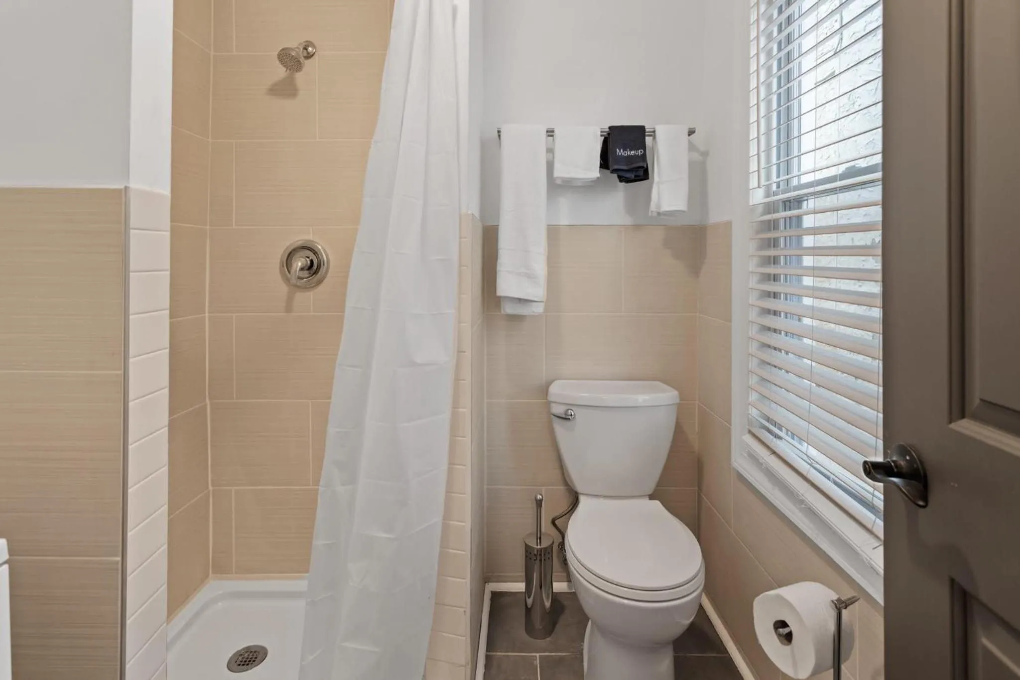 9BR Beach Block House with 13 Beds in Central Atlantic City