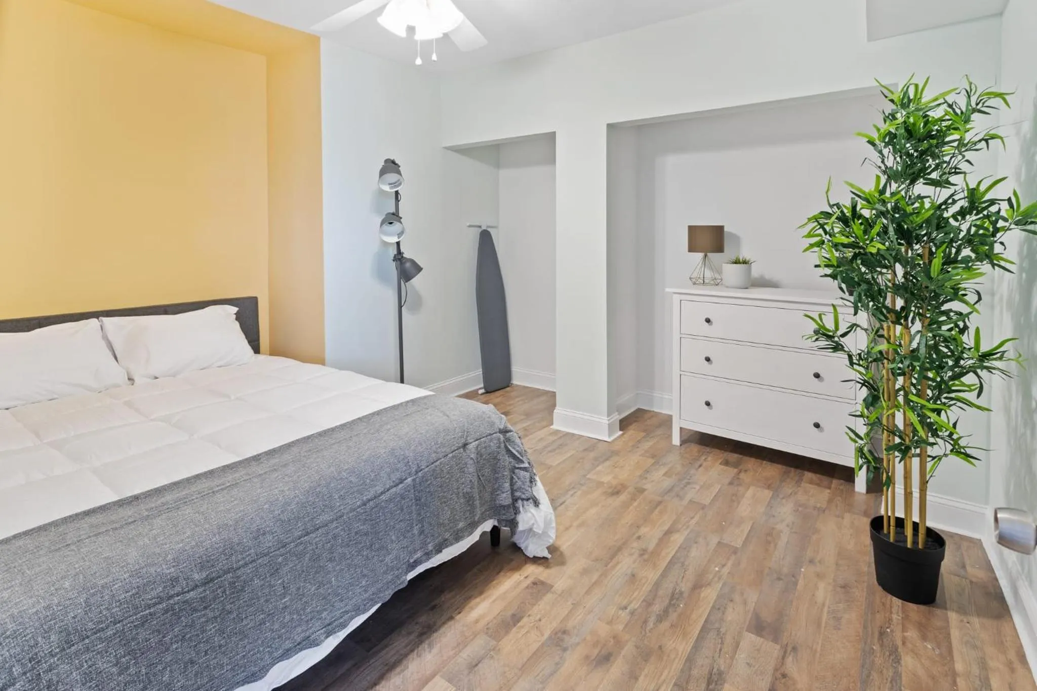 Bed in 9BR Beach Block House with 13 Beds in Central Atlantic City