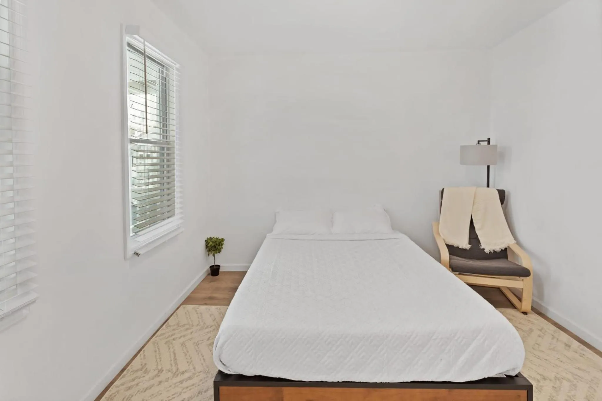 Bed in 9BR Beach Block House with 13 Beds in Central Atlantic City