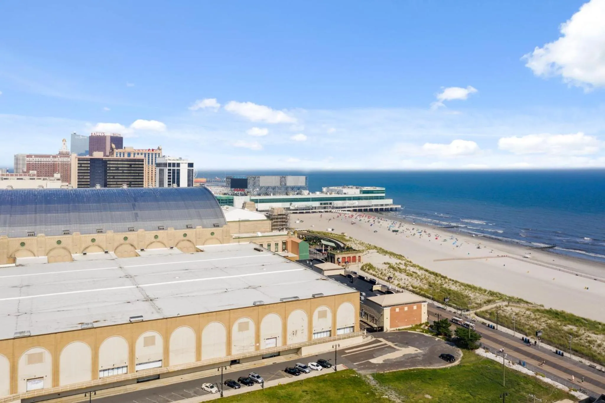 9BR Beach Block House with 13 Beds in Central Atlantic City