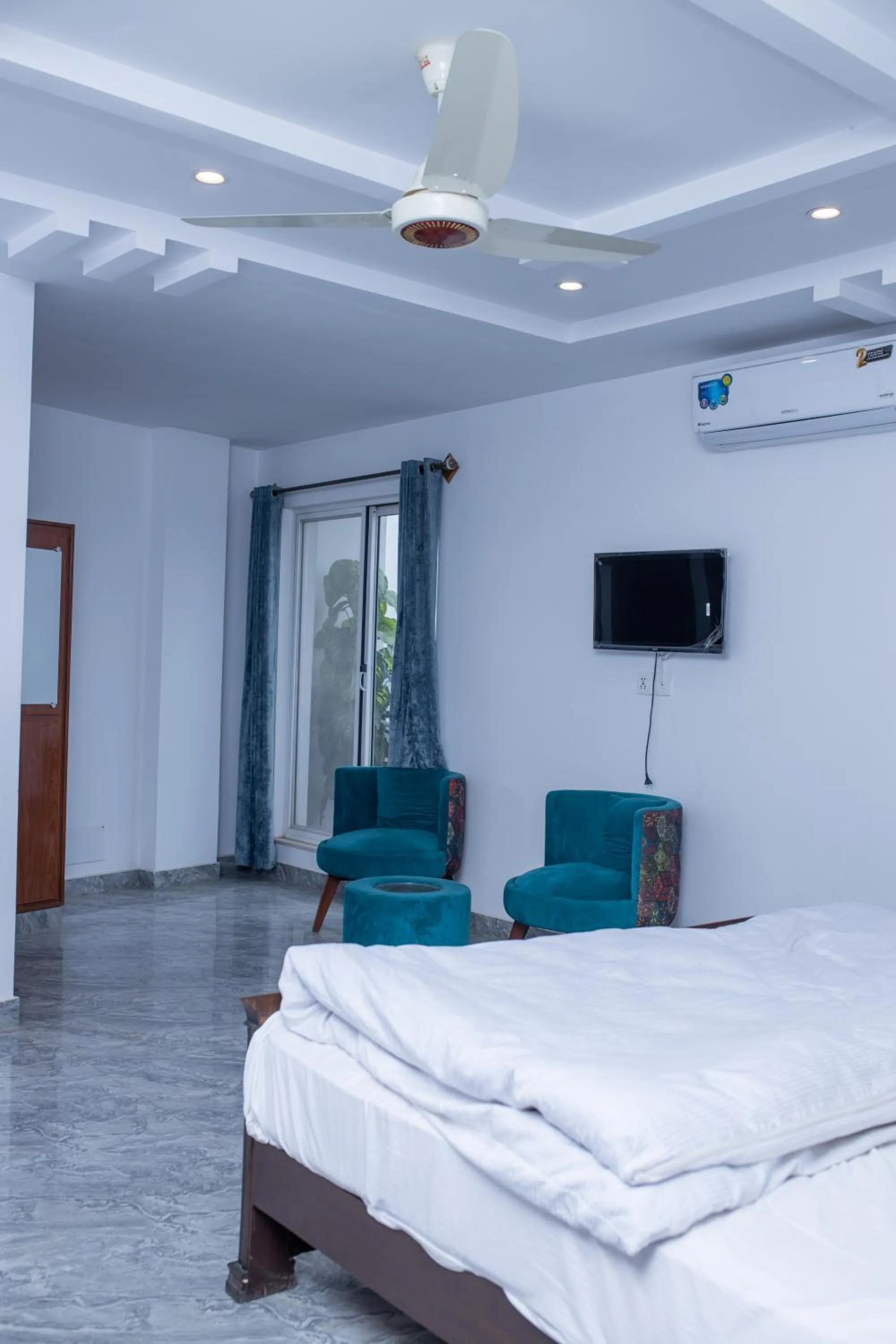 Photo of the whole room, Bed in Regal Residency