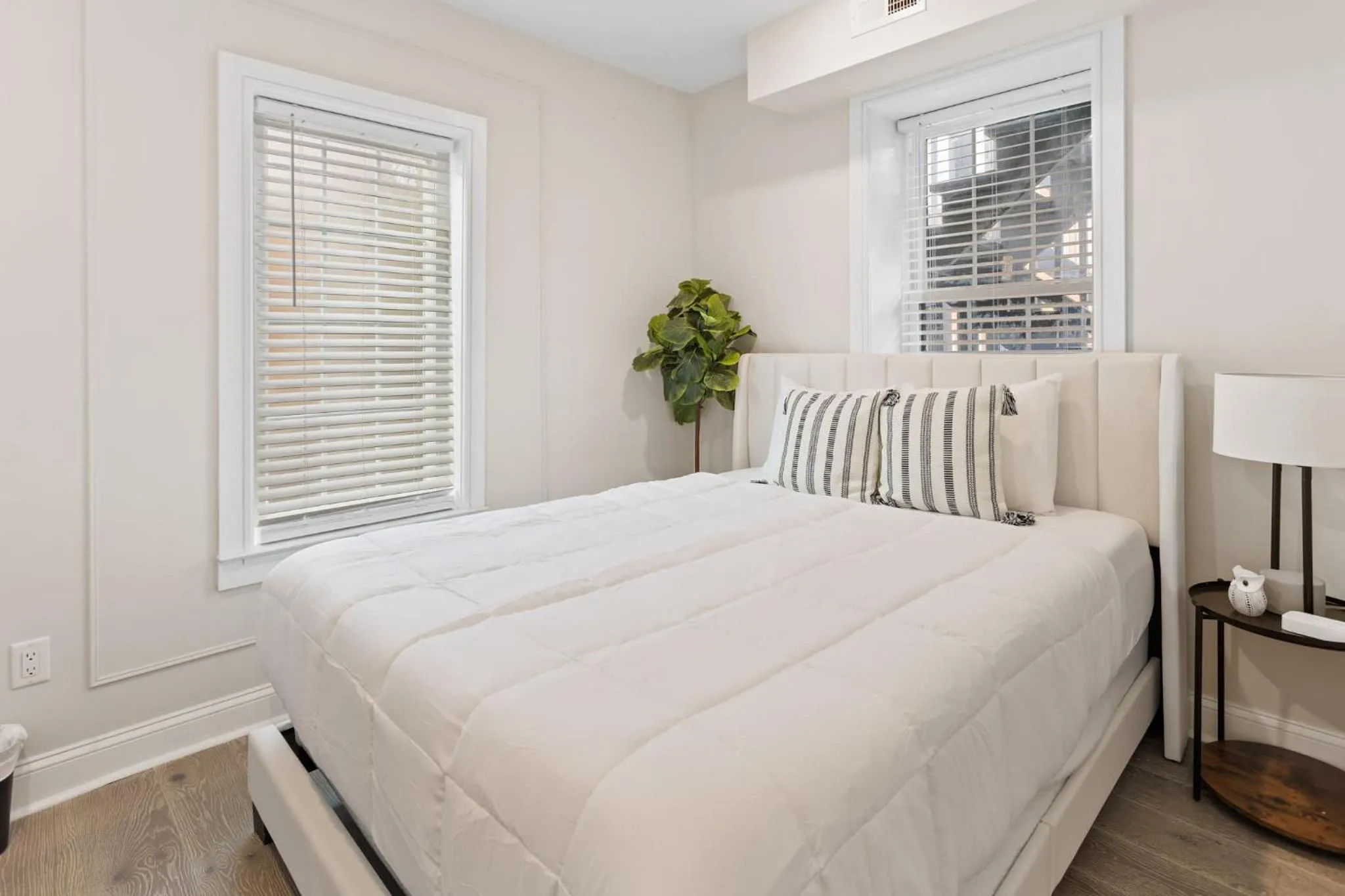 Bed in Loopin Around Atlantic City Luxe 5BR Townhouse in Orange Loop