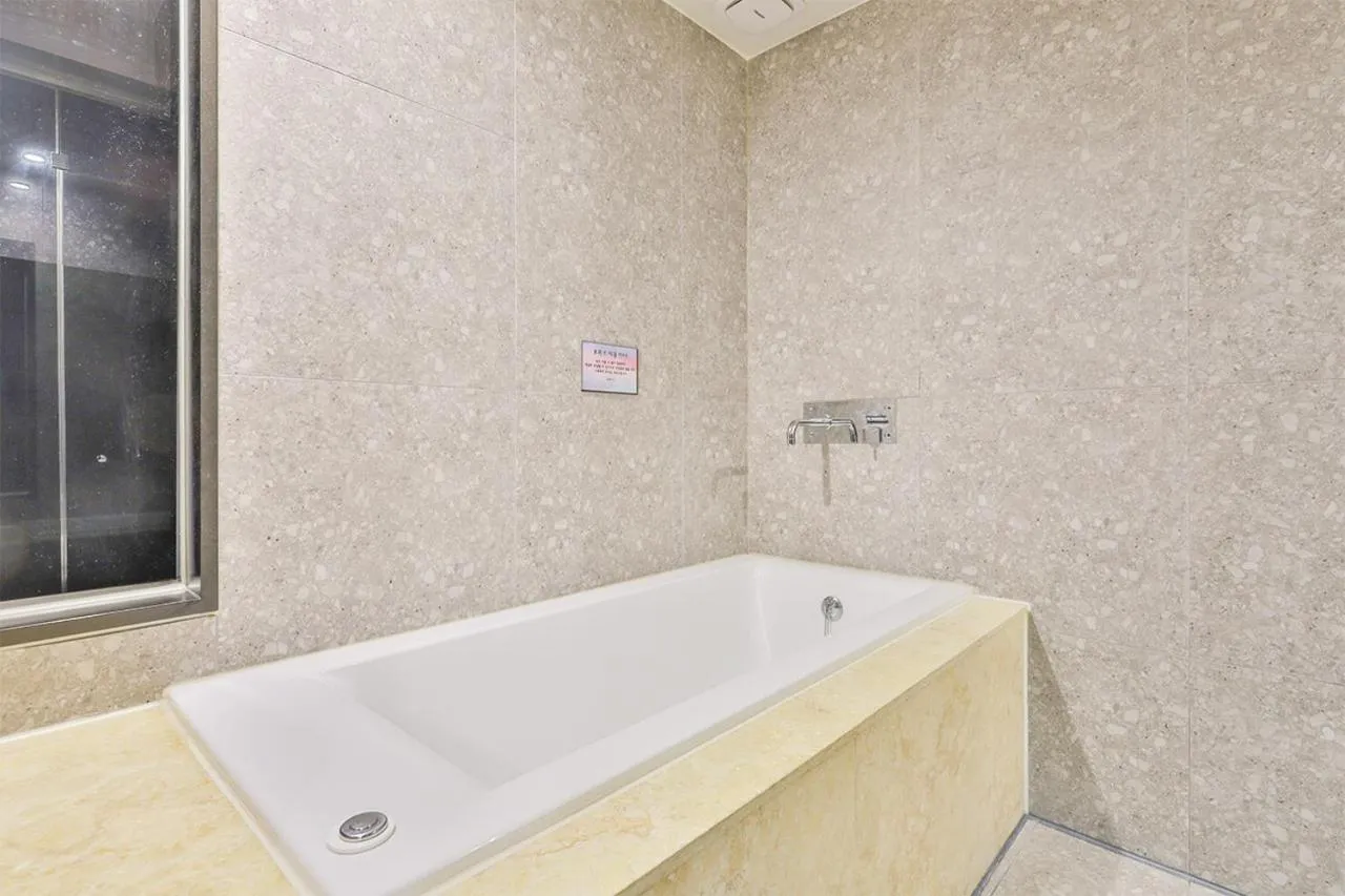 Bath in Gracias Hotel Gimhae