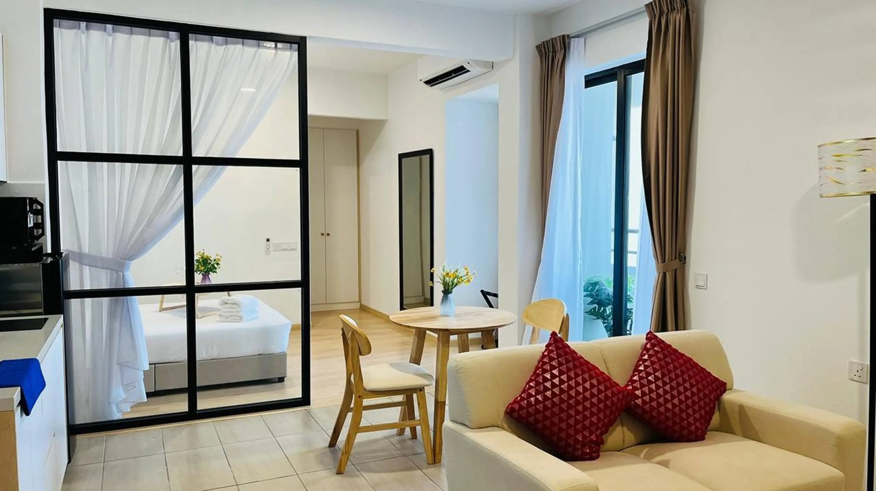 Living room in Mutiara Melaka Beach Paradise by Glex