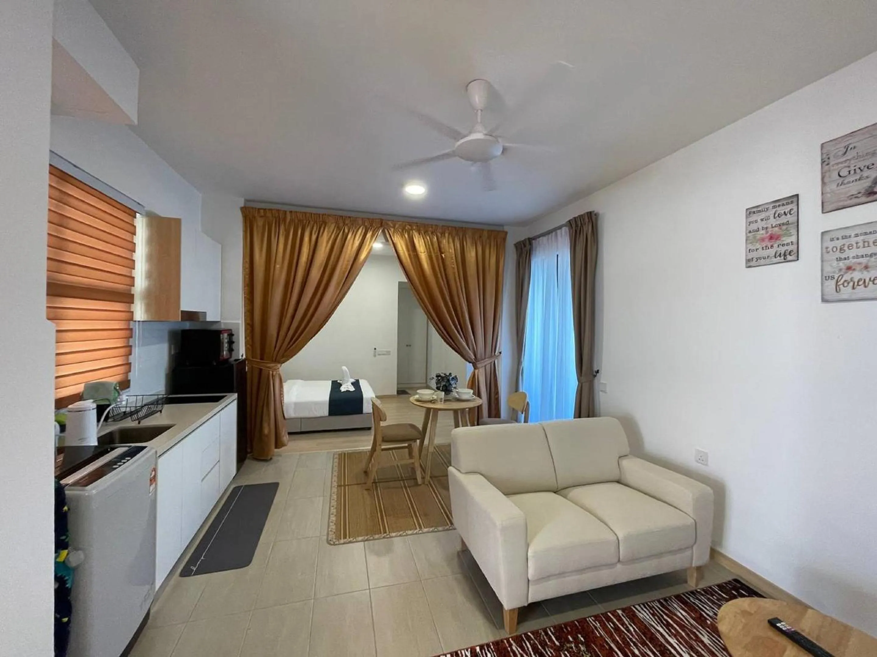 Living room in Mutiara Melaka Beach Paradise by Glex