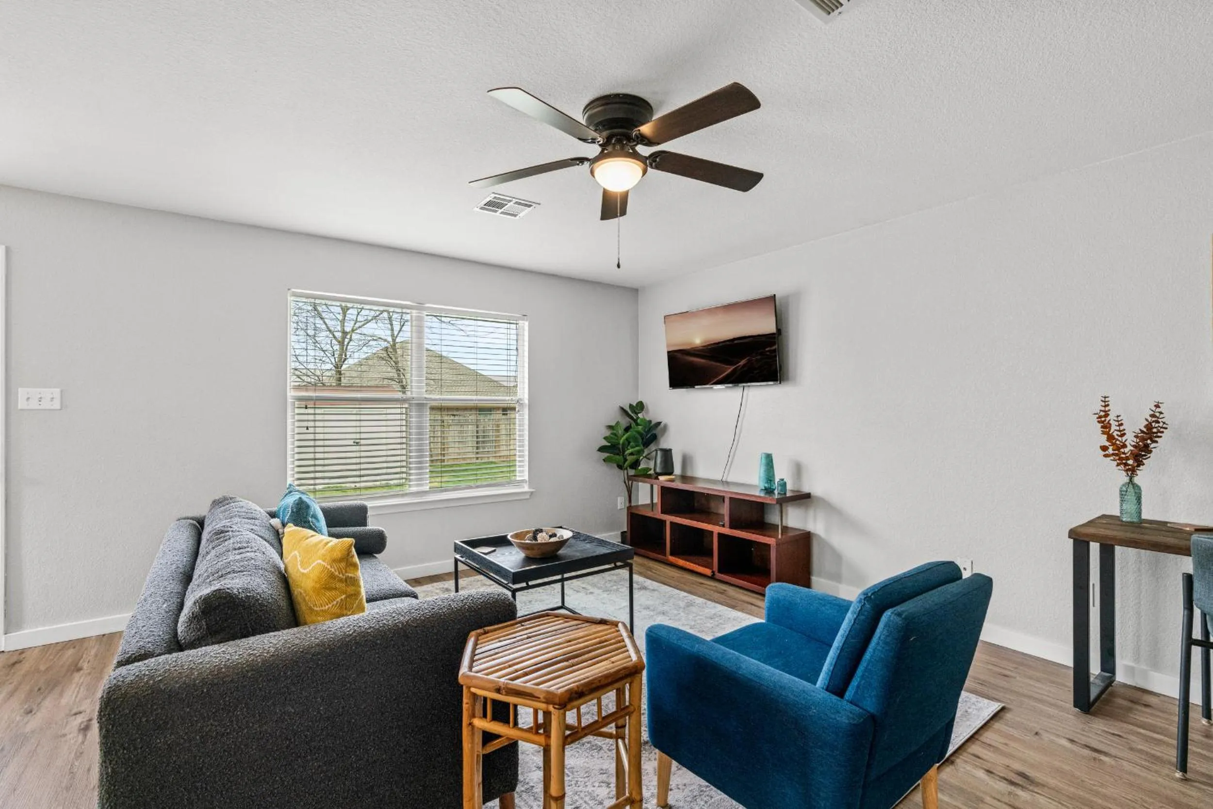 Communal lounge/ TV room in Modern, family friendly home w garage, huge yard!