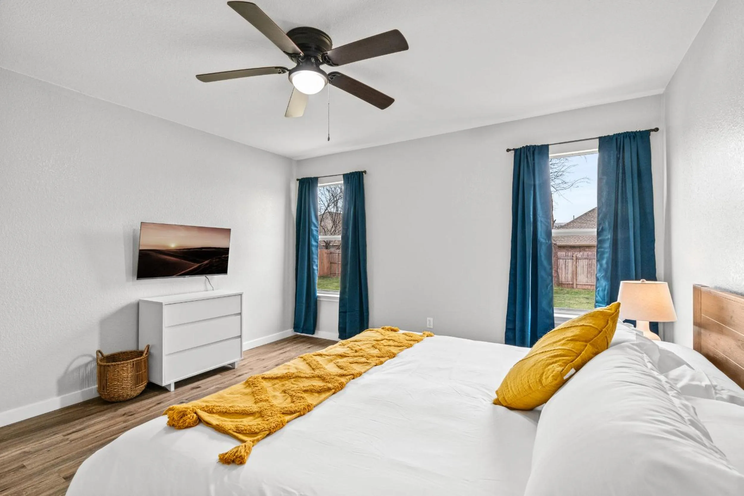 TV and multimedia, Bed in Modern, family friendly home w garage, huge yard!