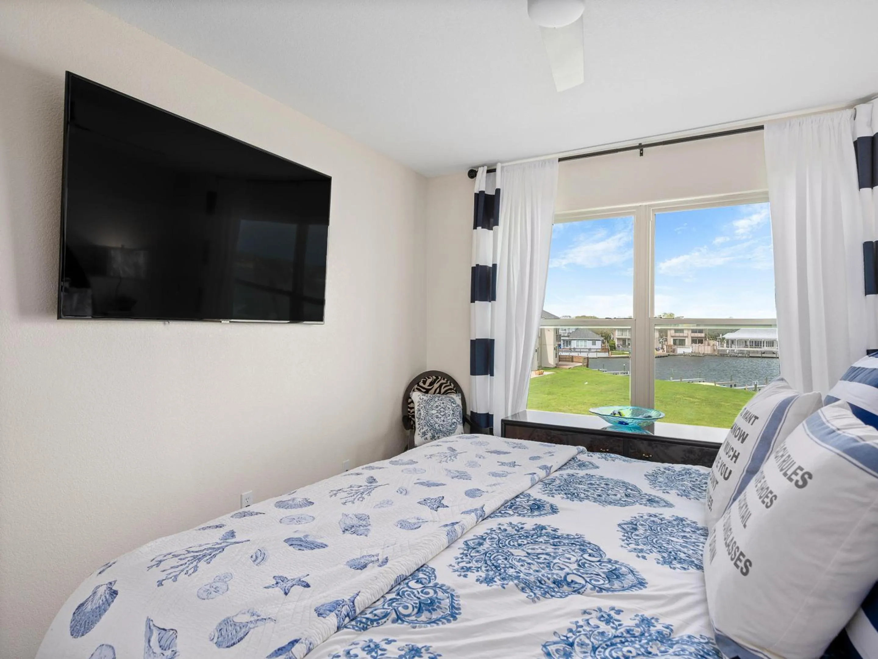 Property building, Bed in Gaetanos Getaway