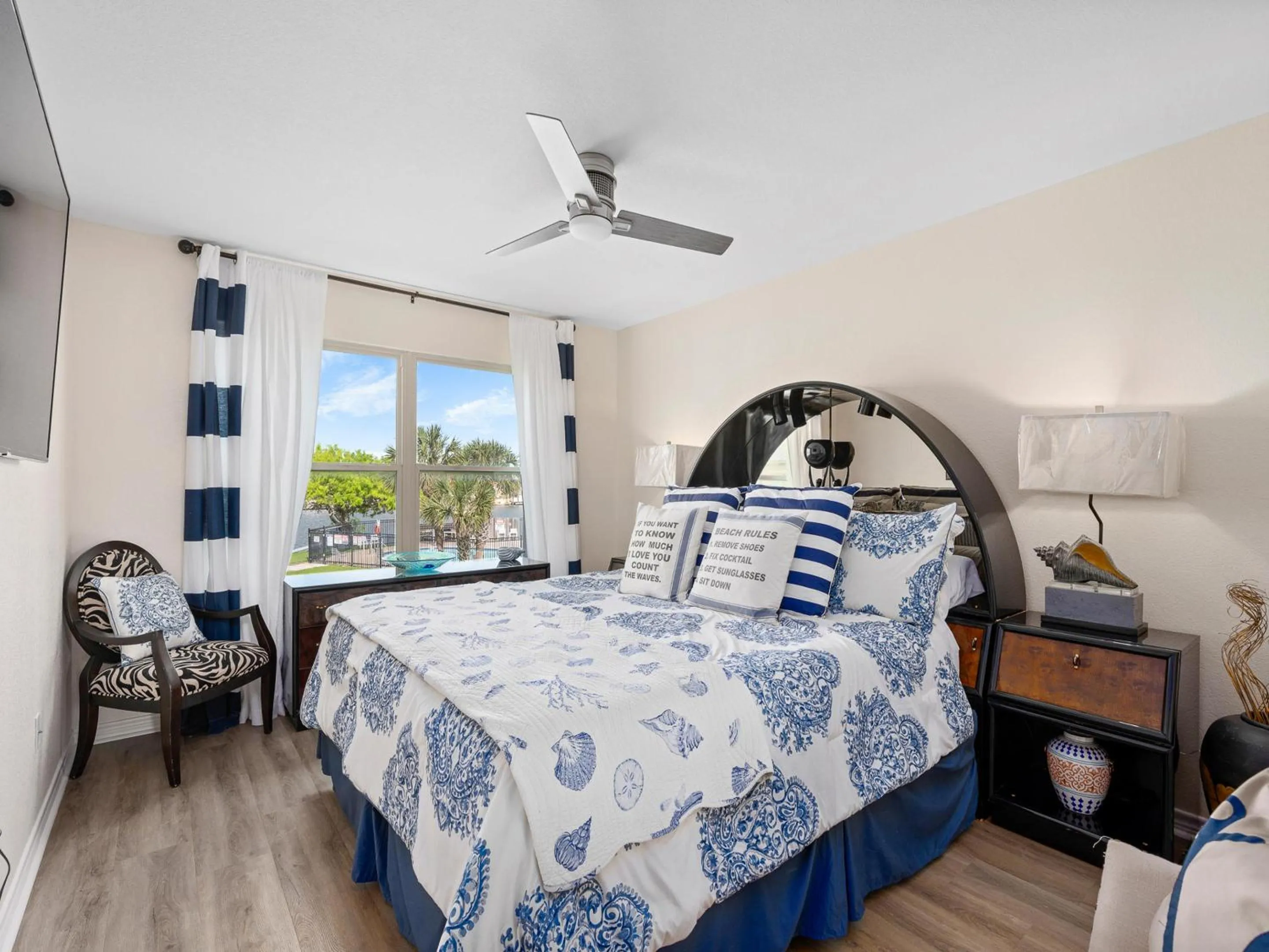 Property building, Bed in Gaetanos Getaway