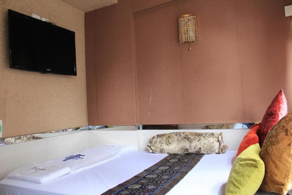 Bed in Toronto Motel HongKong