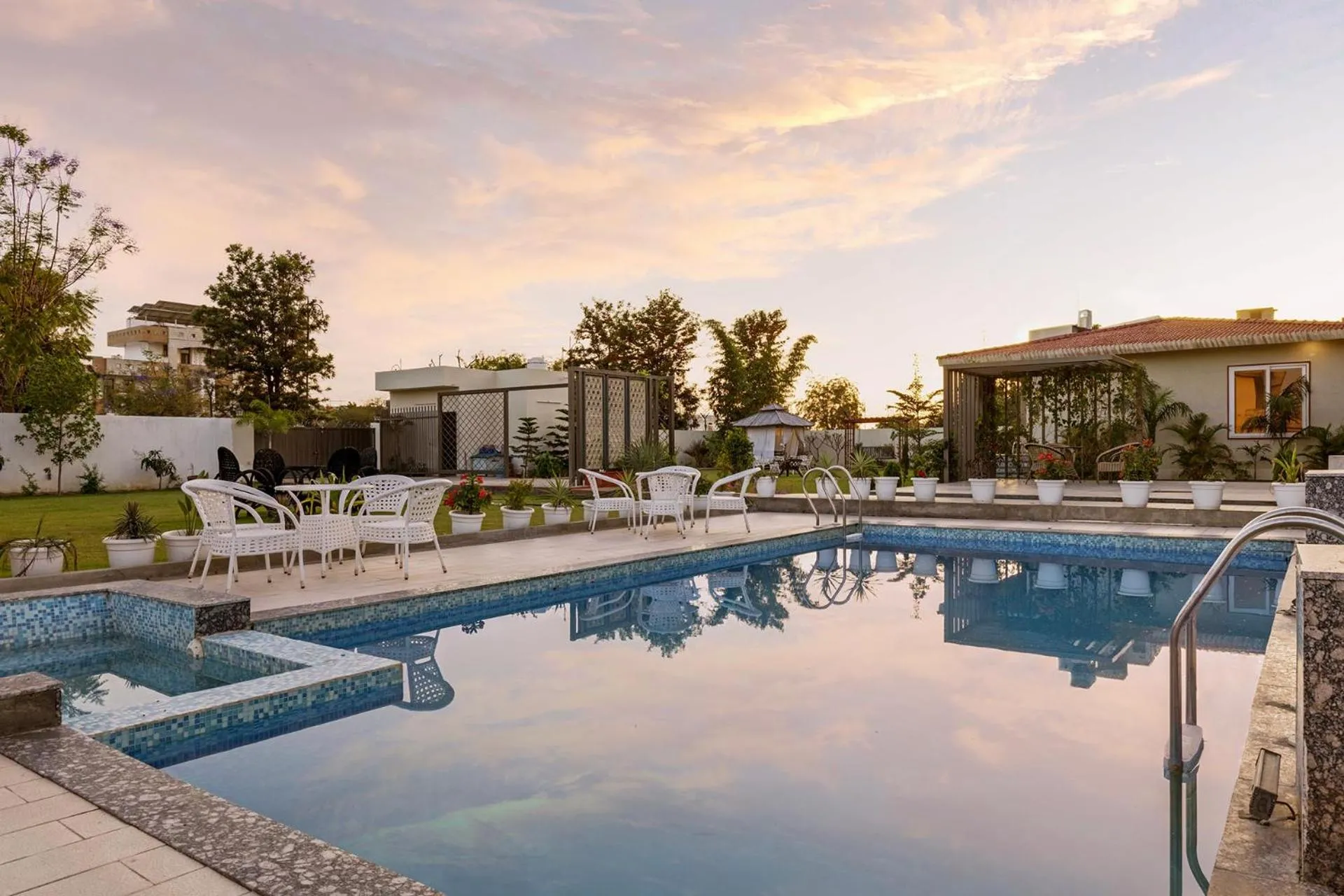 Inaayat Villa by StayVista - Luxe Retreat with Pool & Garden