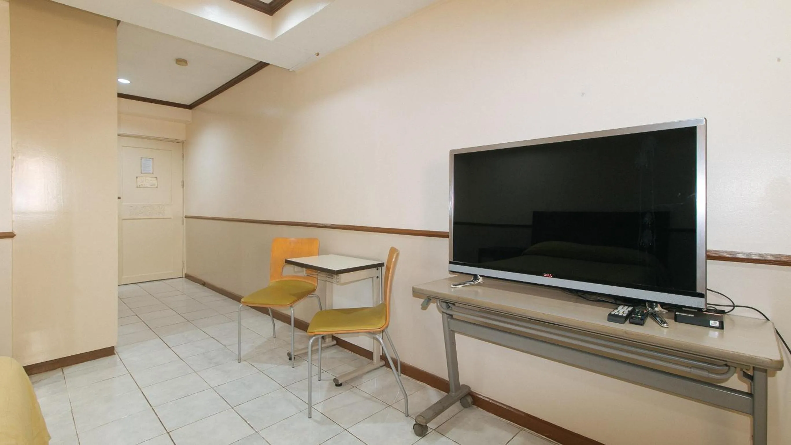 Communal lounge/ TV room in Garden Plaza Hotel Manila