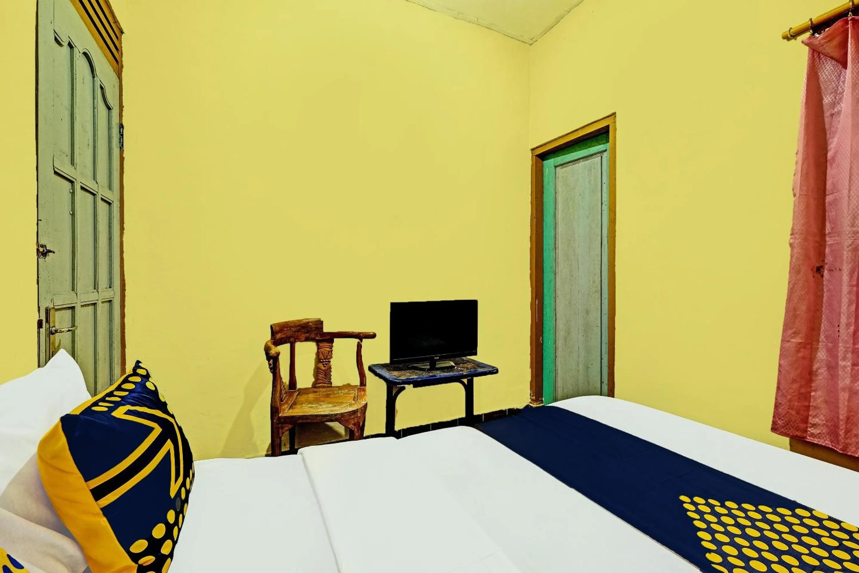 Bedroom in SPOT ON 92414 Hotel Pereng Sari