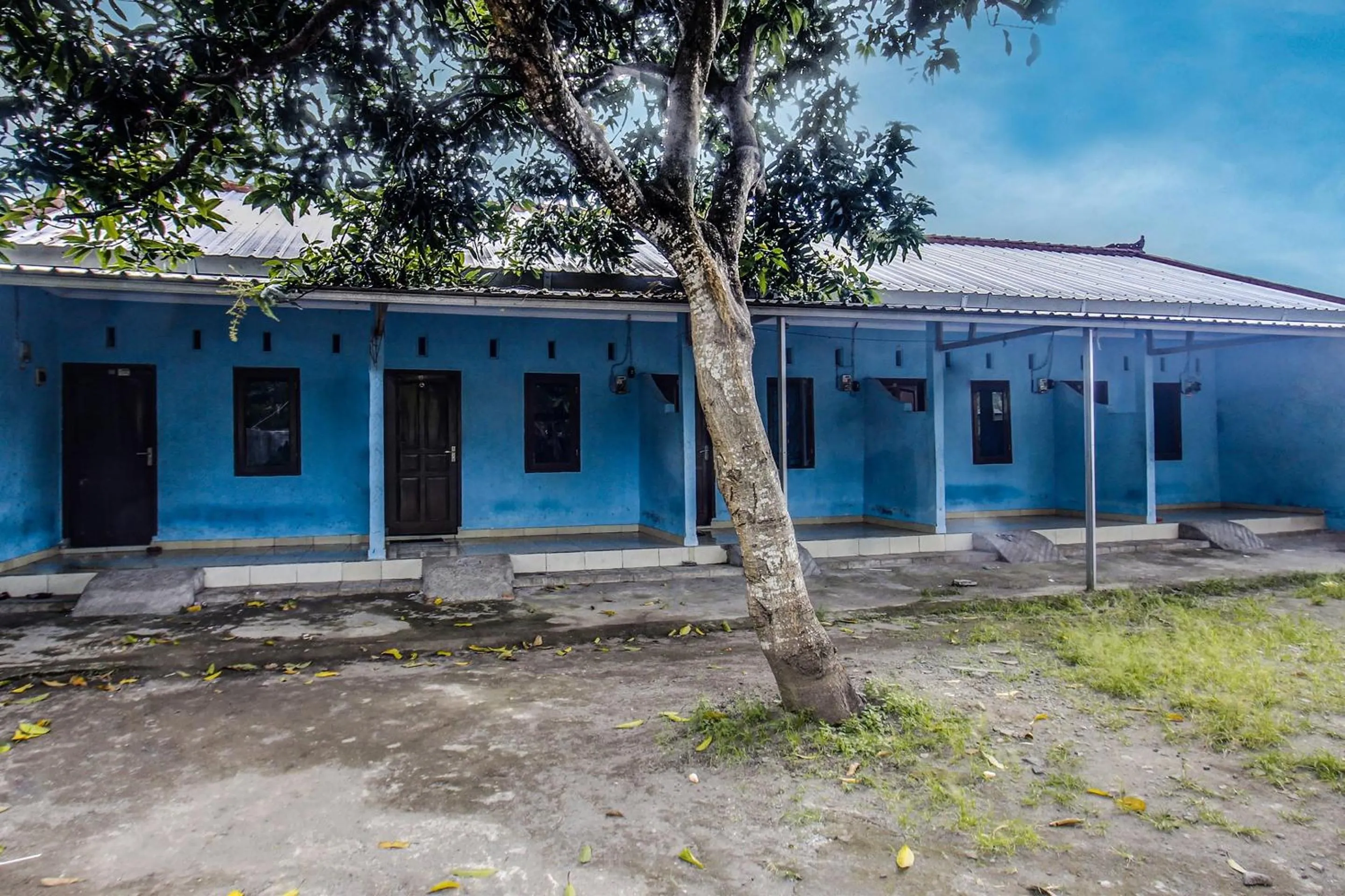 Facade/entrance in Hotel O Kos Agi Mataram Near Masjid Hissoh Al-Faham