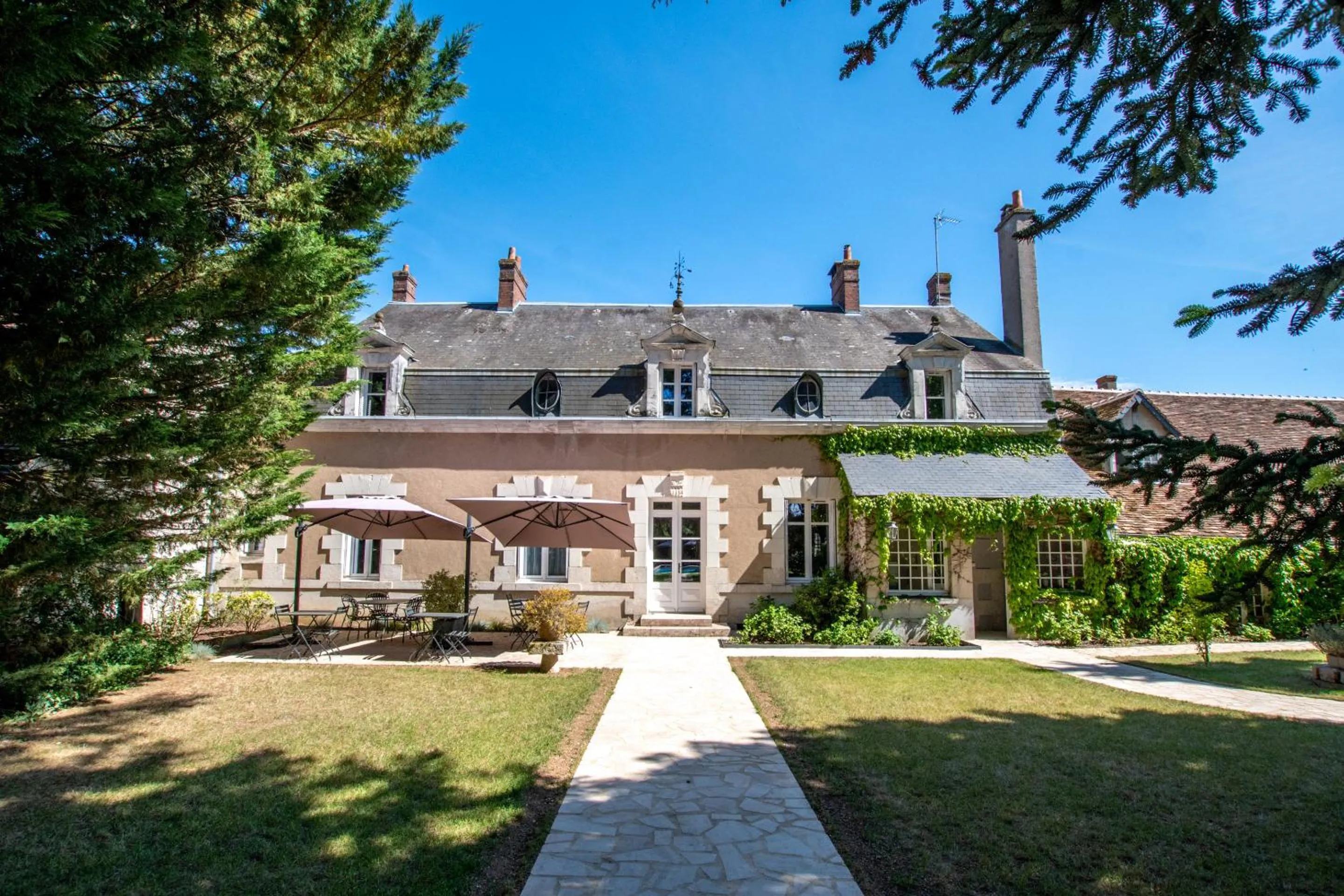 Property building in Clos Saint Sulpice