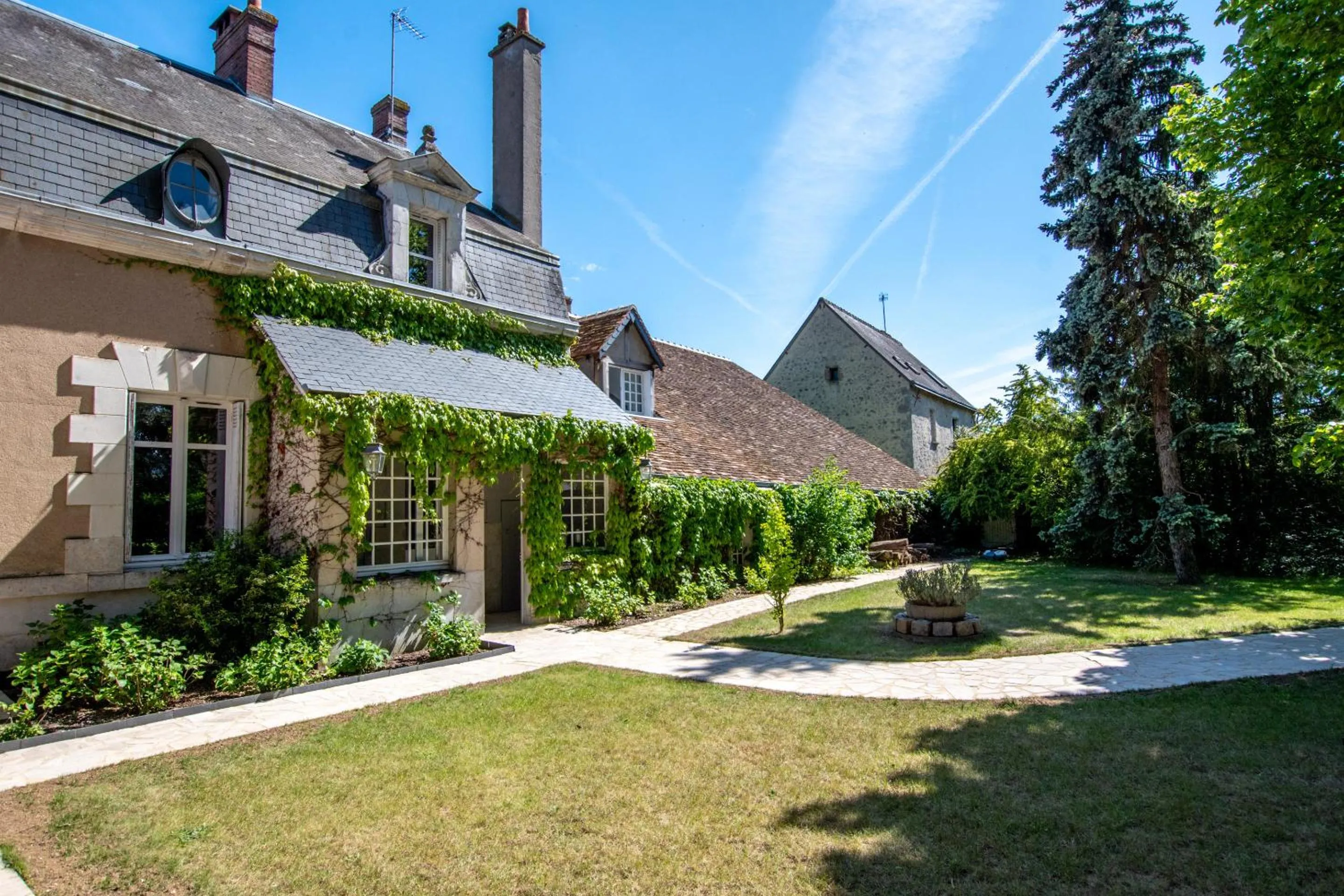 Property building in Clos Saint Sulpice