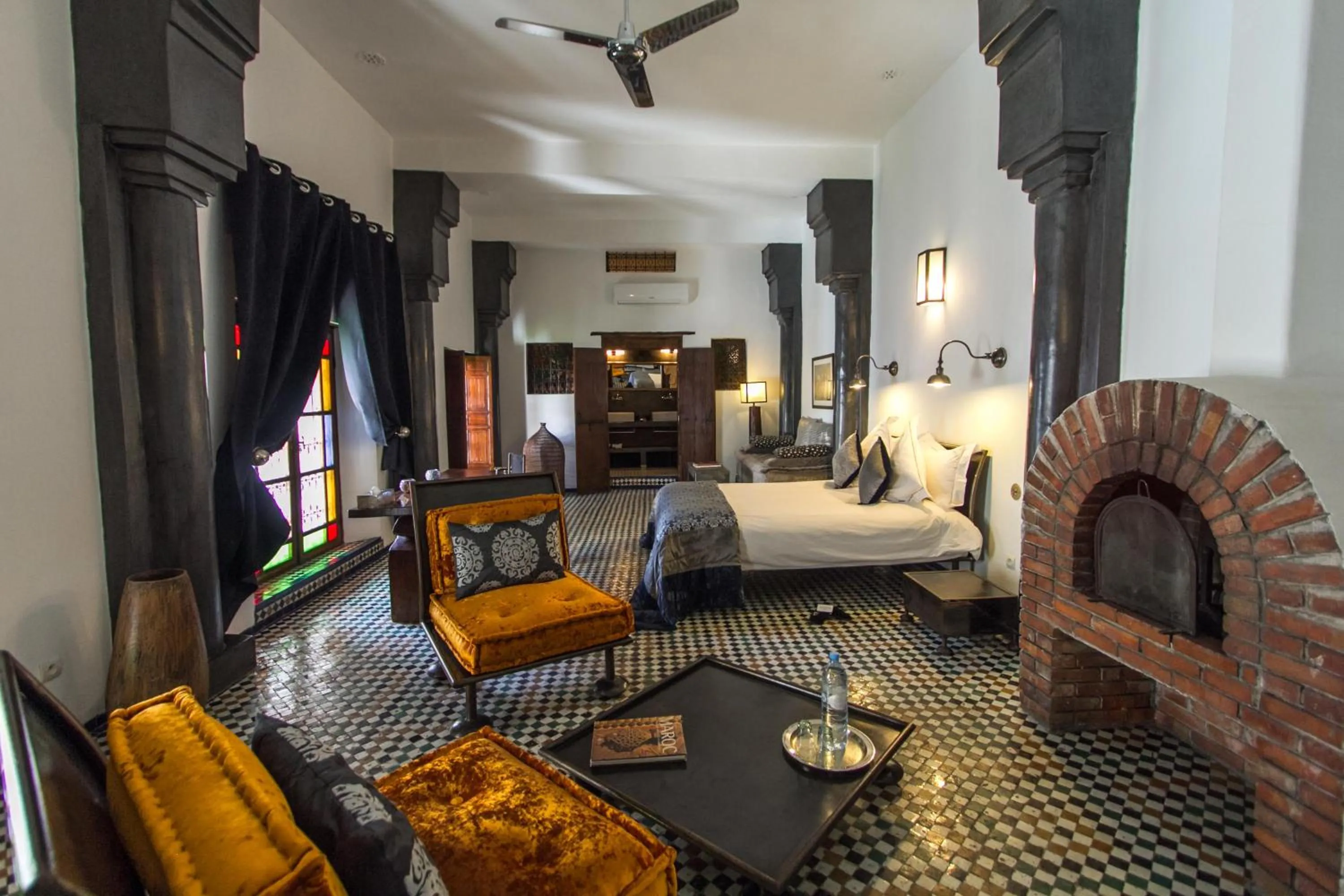 Photo of the whole room, Bed in Riad Laaroussa
