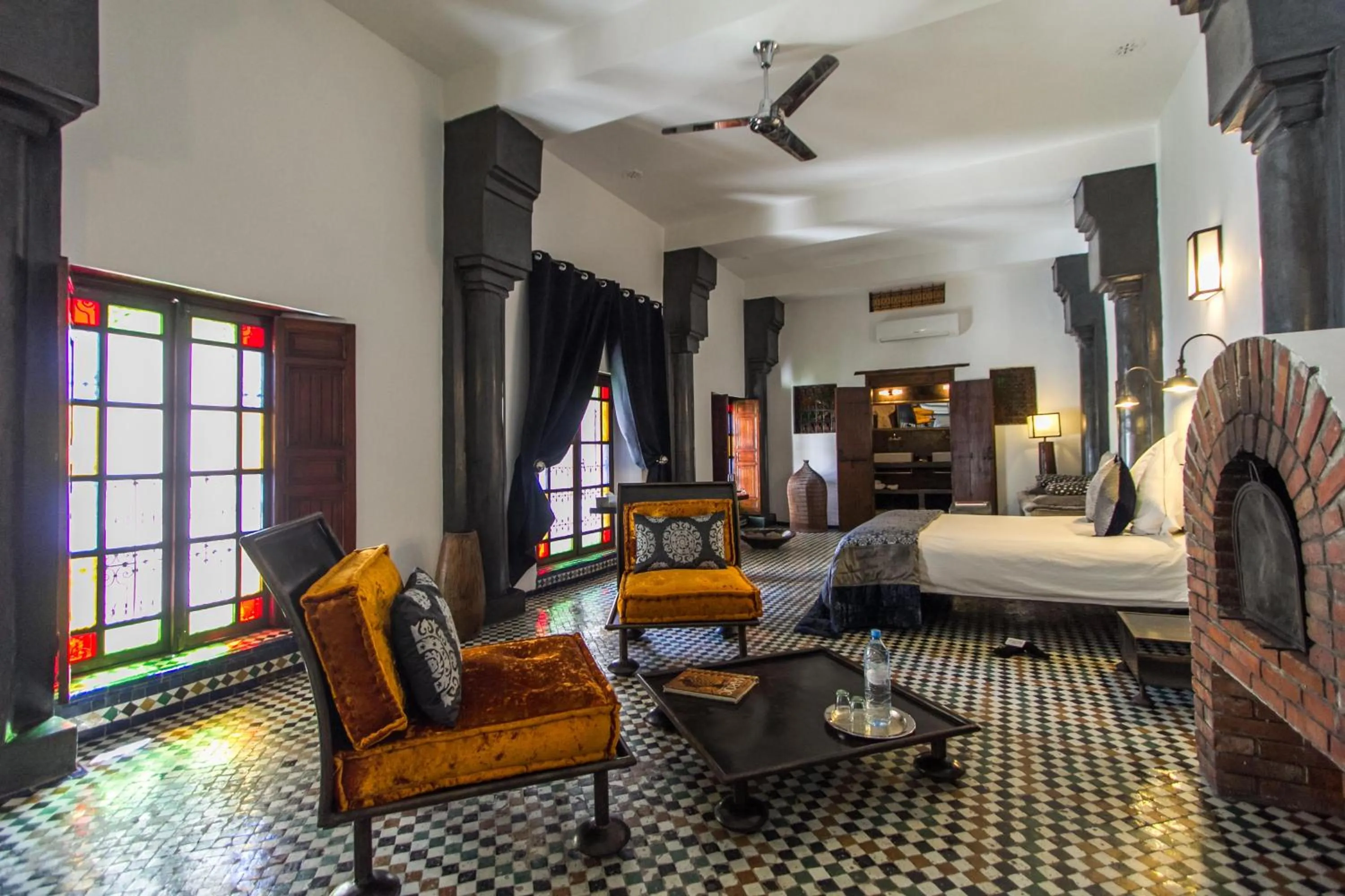 Photo of the whole room, Bed in Riad Laaroussa