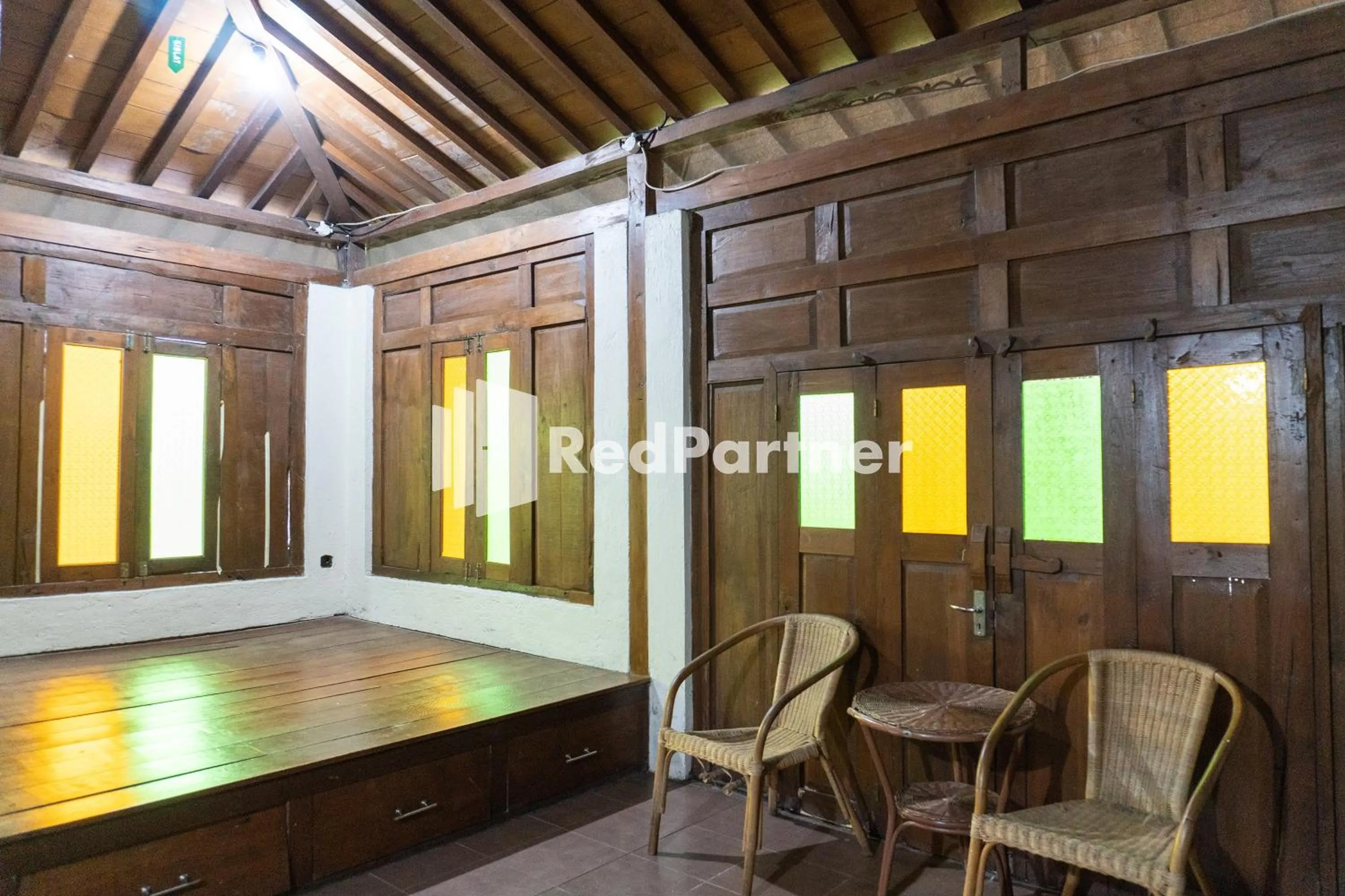 Seating area in Javenir Hotel Tawangmangu Mitra RedDoorz