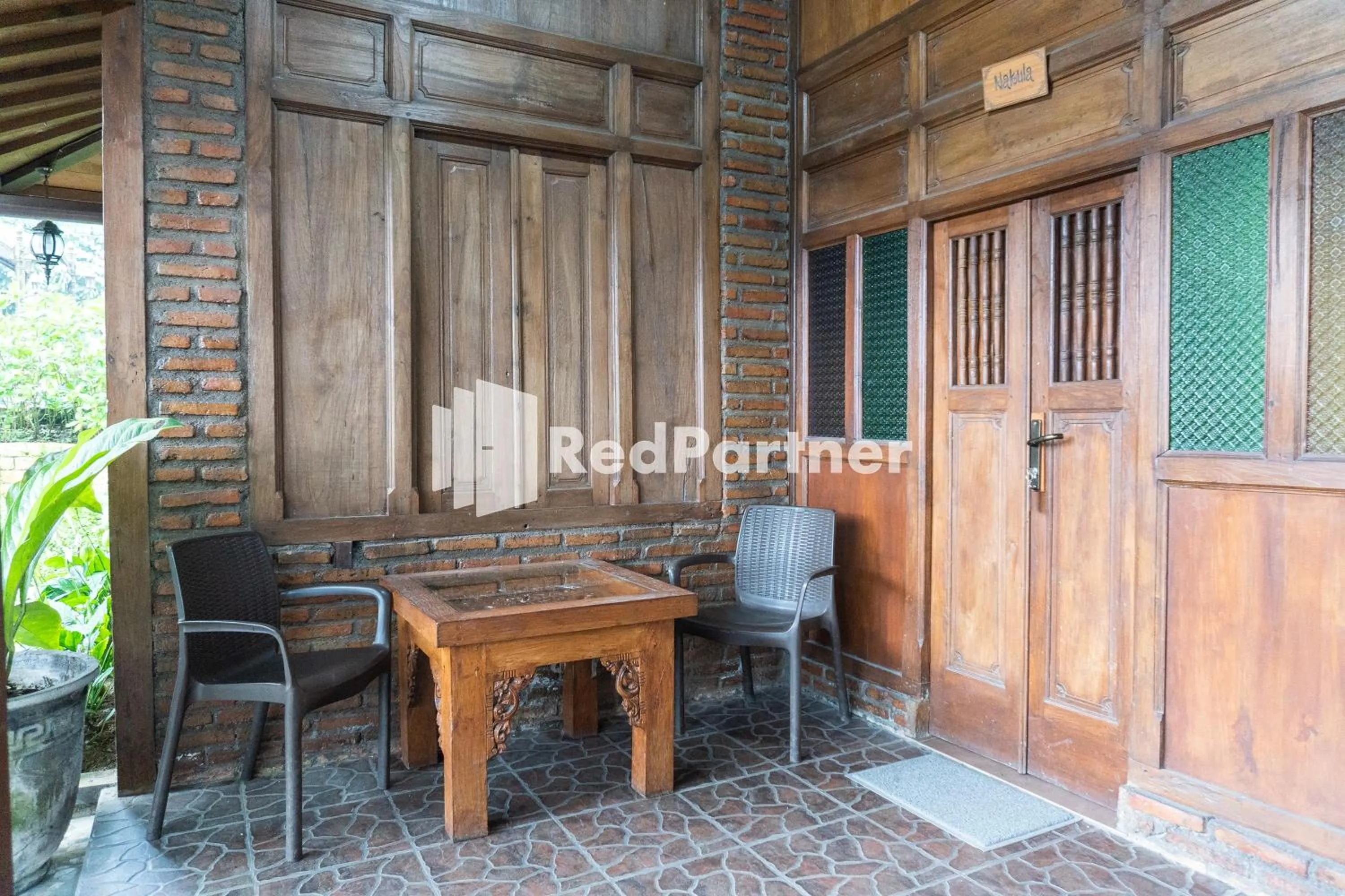 Seating area in Javenir Hotel Tawangmangu Mitra RedDoorz