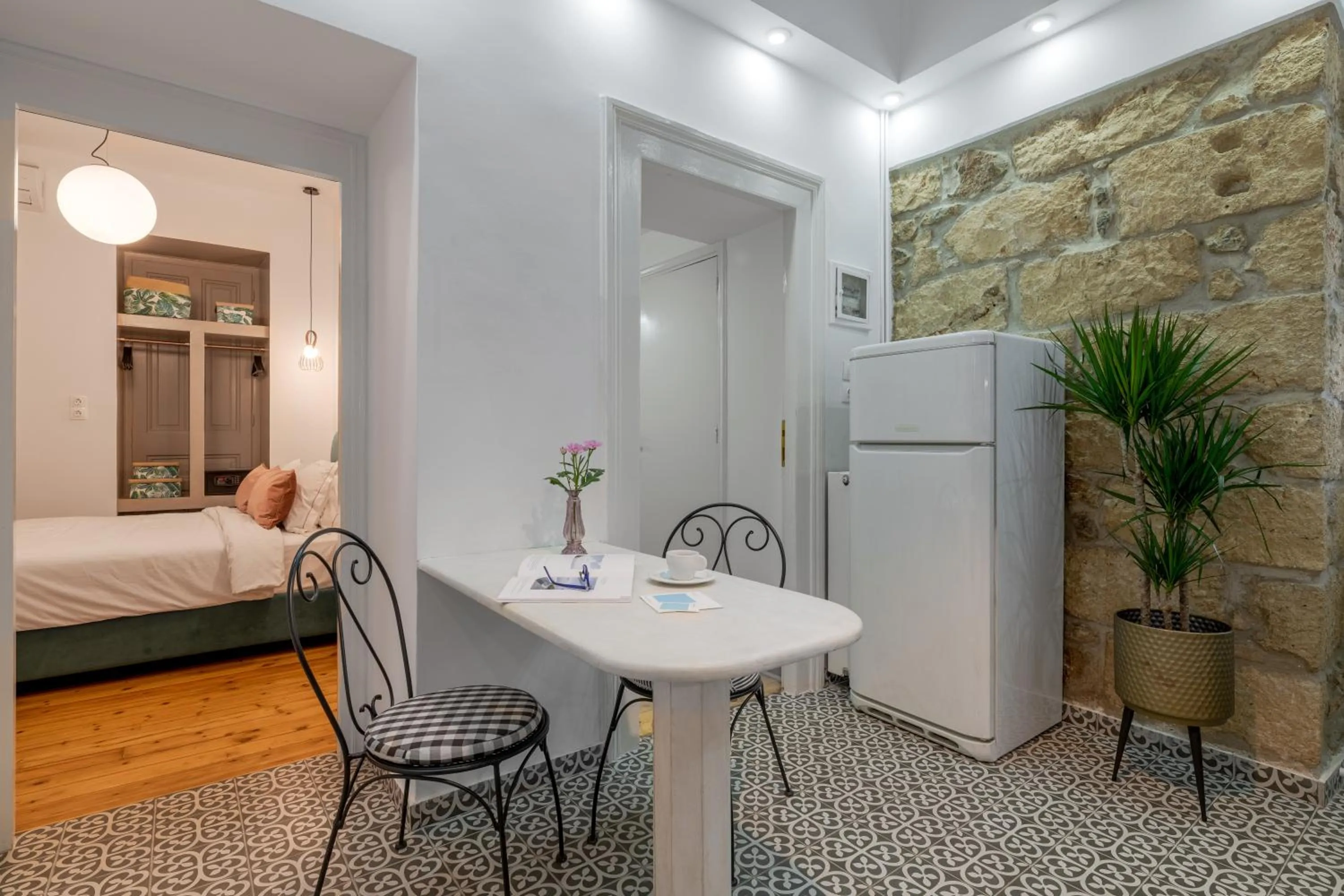 Kitchen or kitchenette, Bed in 2 Mazi Suites