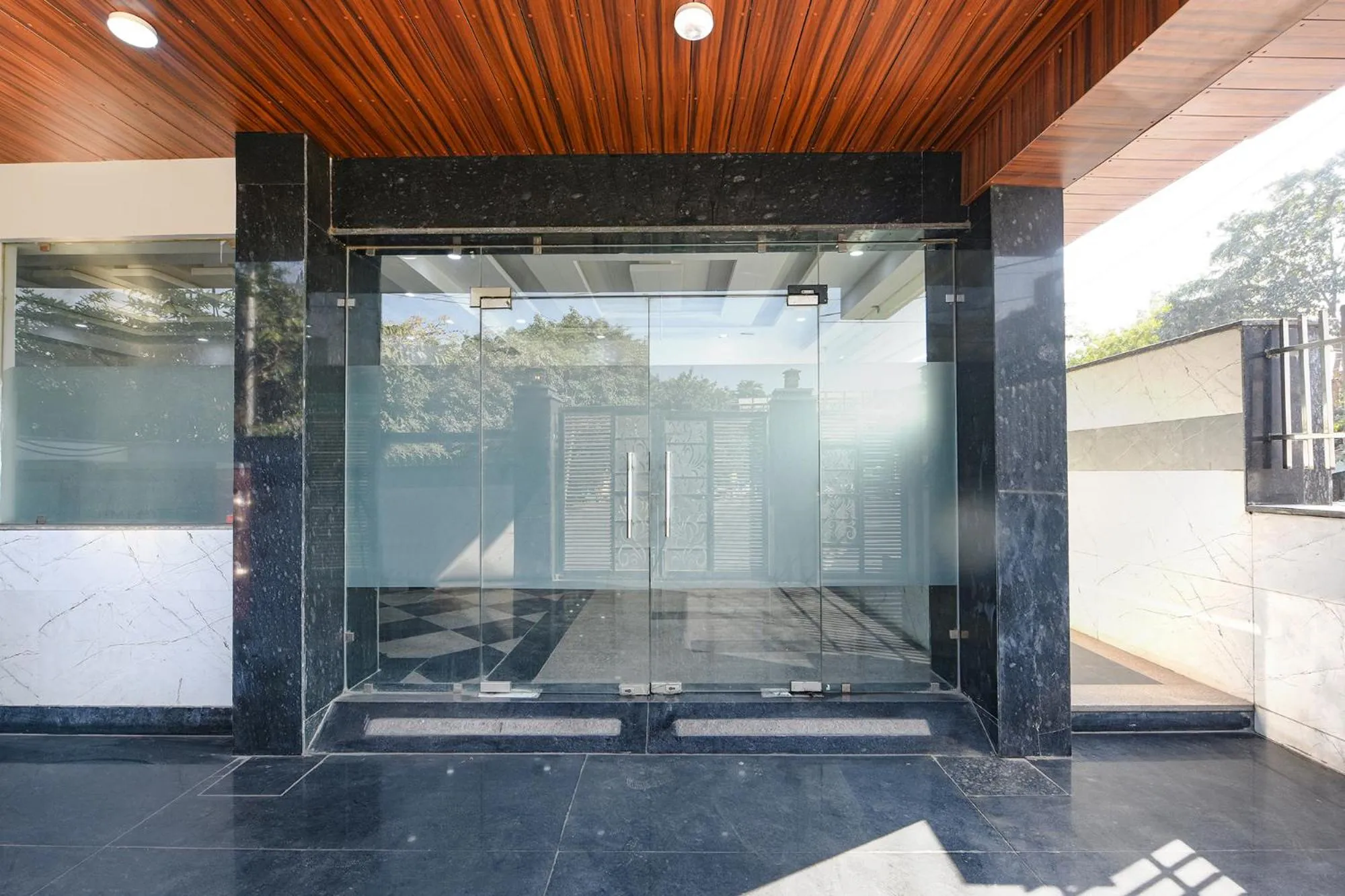 Facade/entrance in FabHotel Vibe