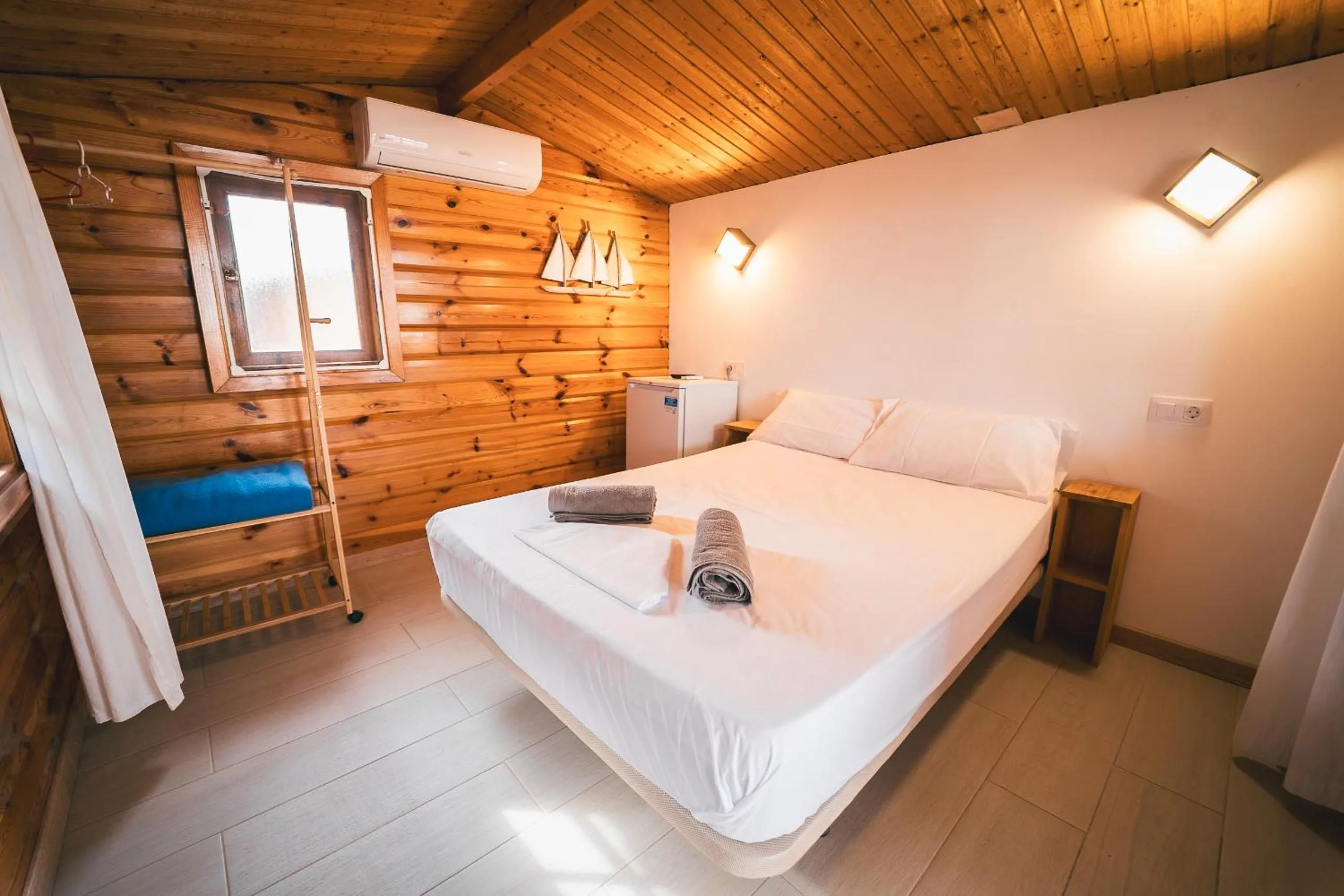 Photo of the whole room, Bed in HolaCamp Chilches