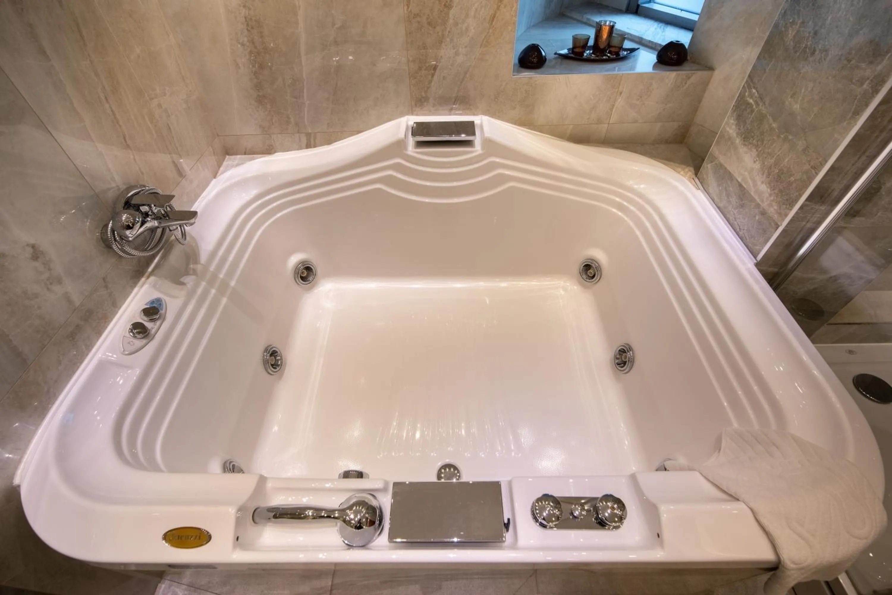 Hot Tub in Radon Plaza