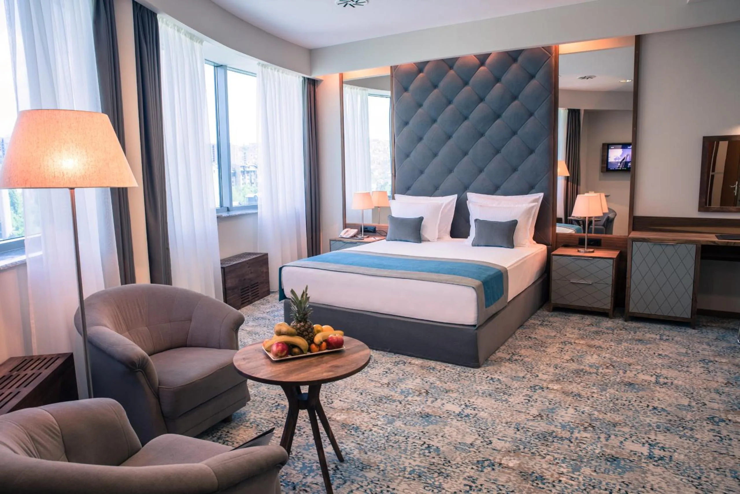 Photo of the whole room, Bed in Radon Plaza