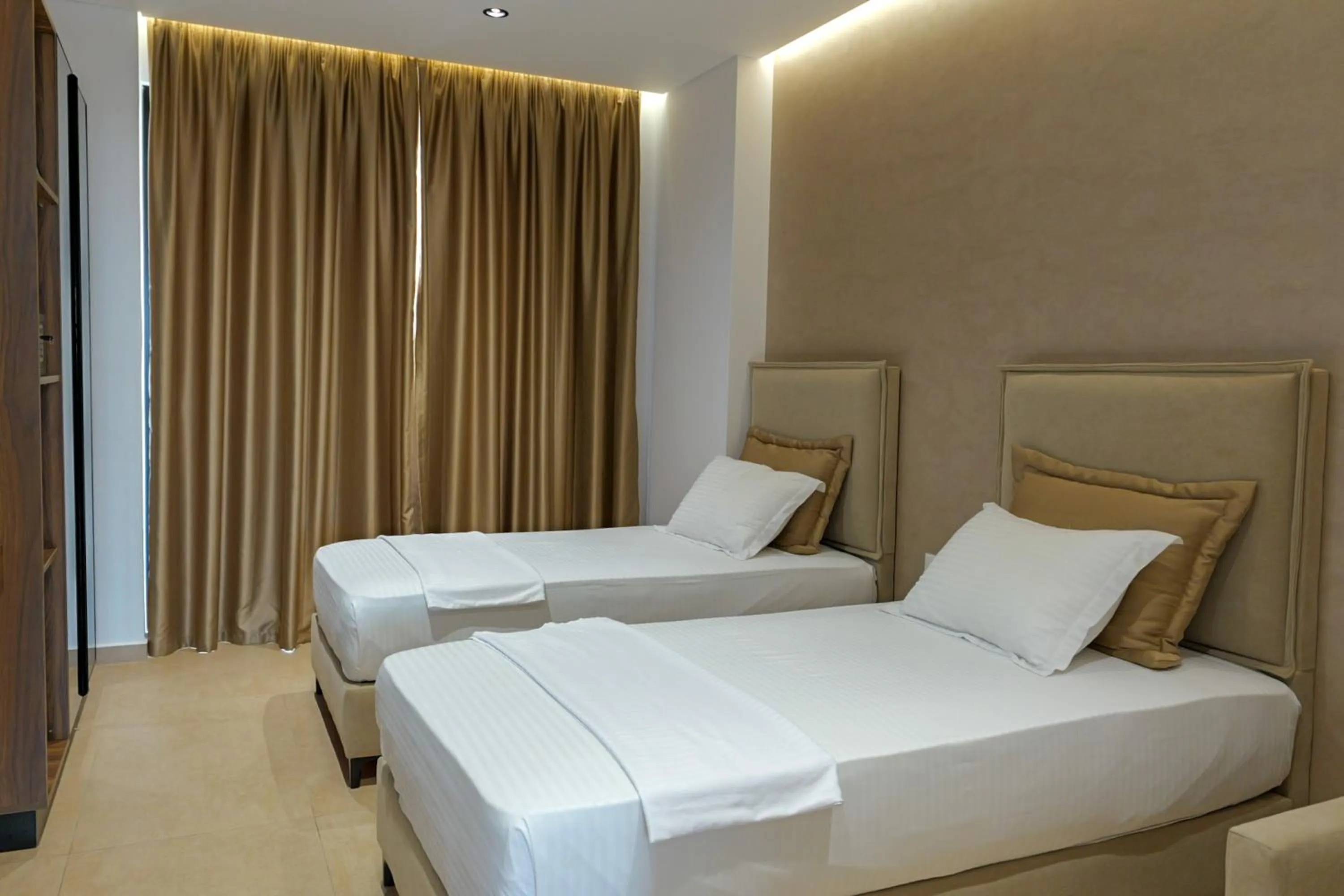 Bed in Sunlight Hotel