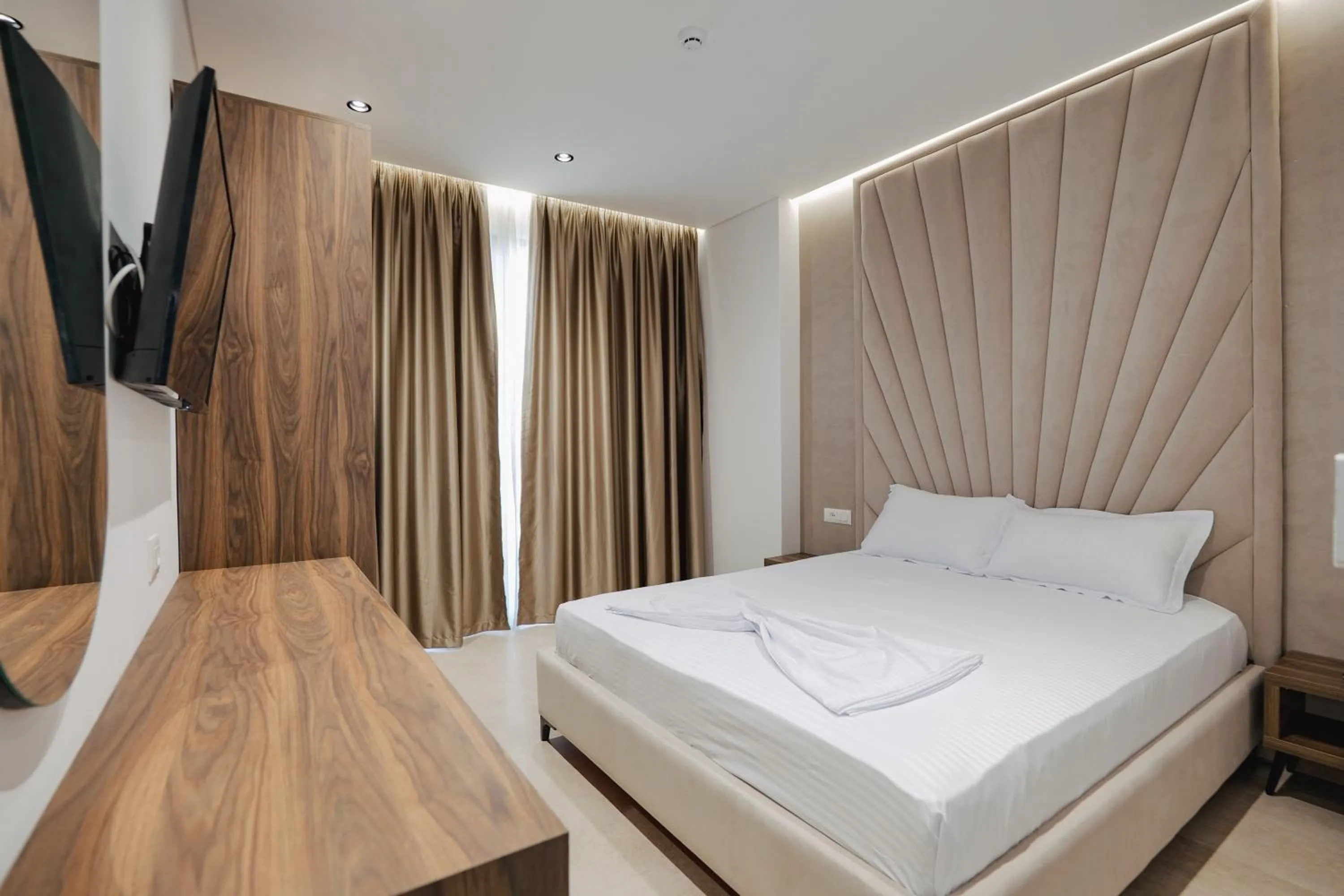 Bed in Sunlight Hotel