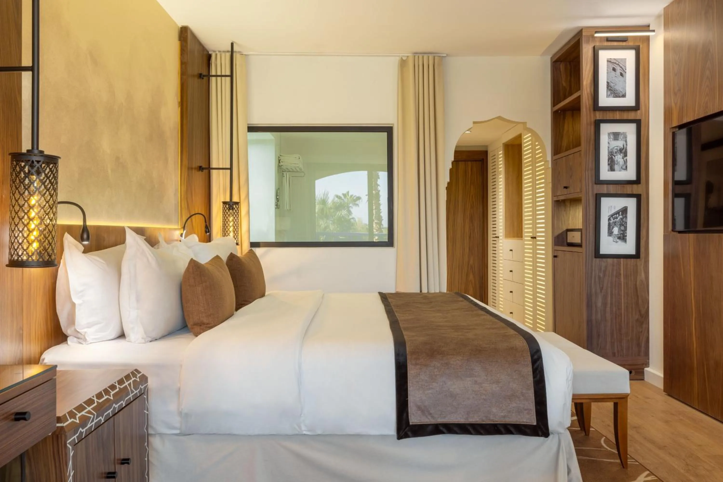 Photo of the whole room, Bed in Le Meridien N'fis